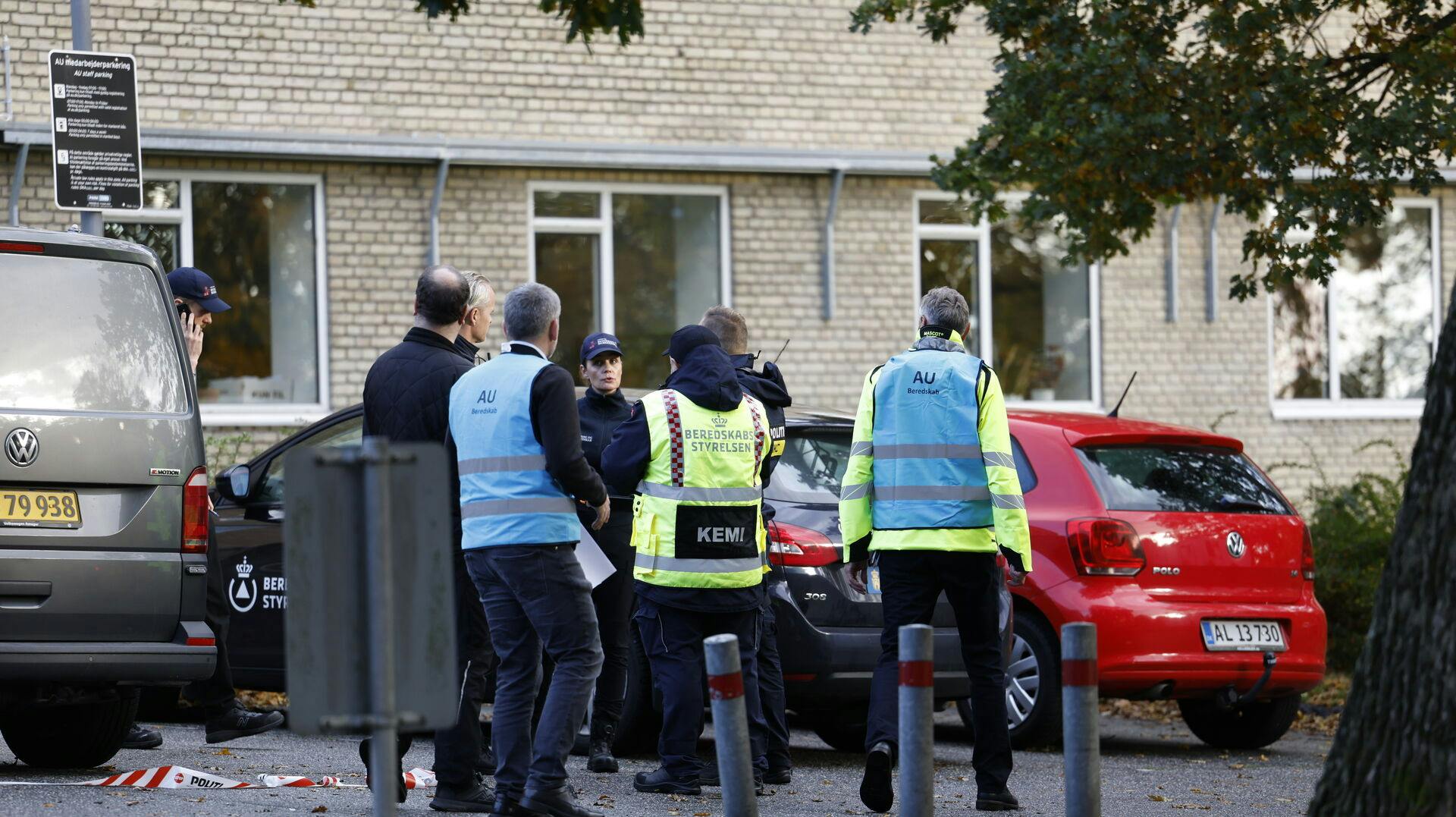 Østjyllands Politi har evakueret to bygninger på Aarhus Universitet.