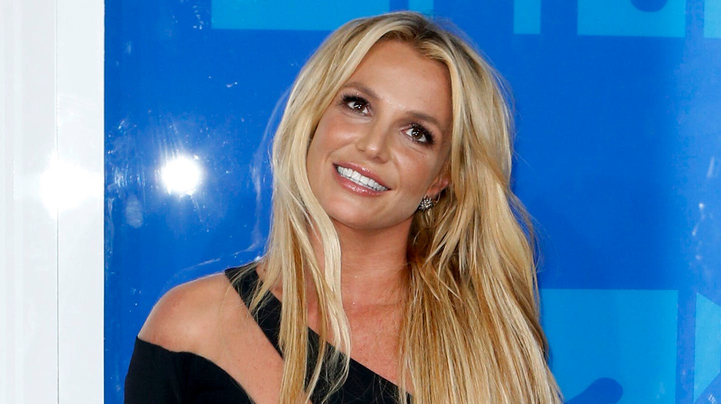 Britney Spears meddeler sine følger, at hun har sagt ja til sig selv.