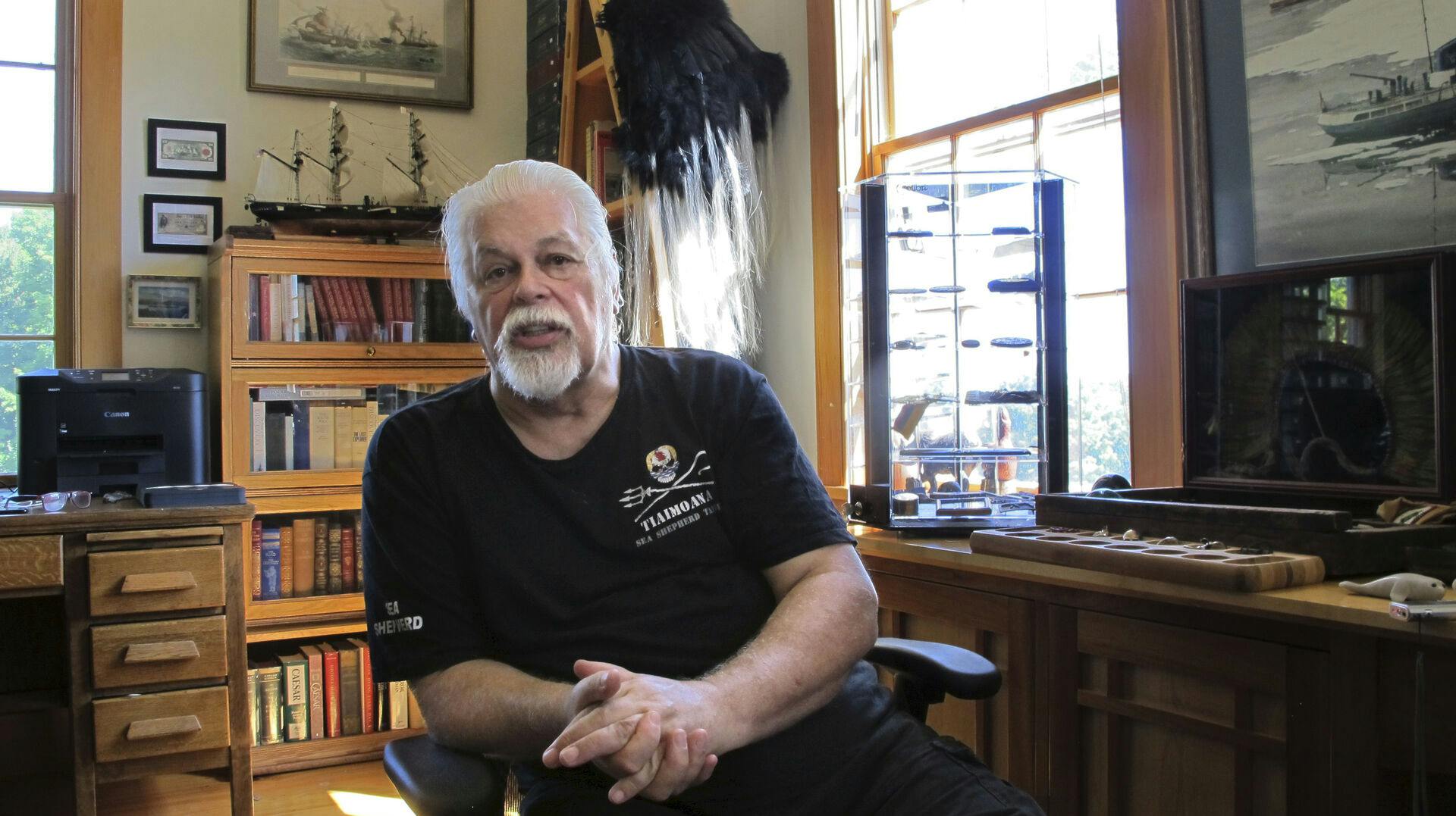 Gennem tre måneder har hvalaktivisten Paul Watson siddet fængslet i den grønlandske by Nuuk, mens han har ventet på en afgørelse om, hvorvidt han skal udleveres til retsforfølgelse i Japan.