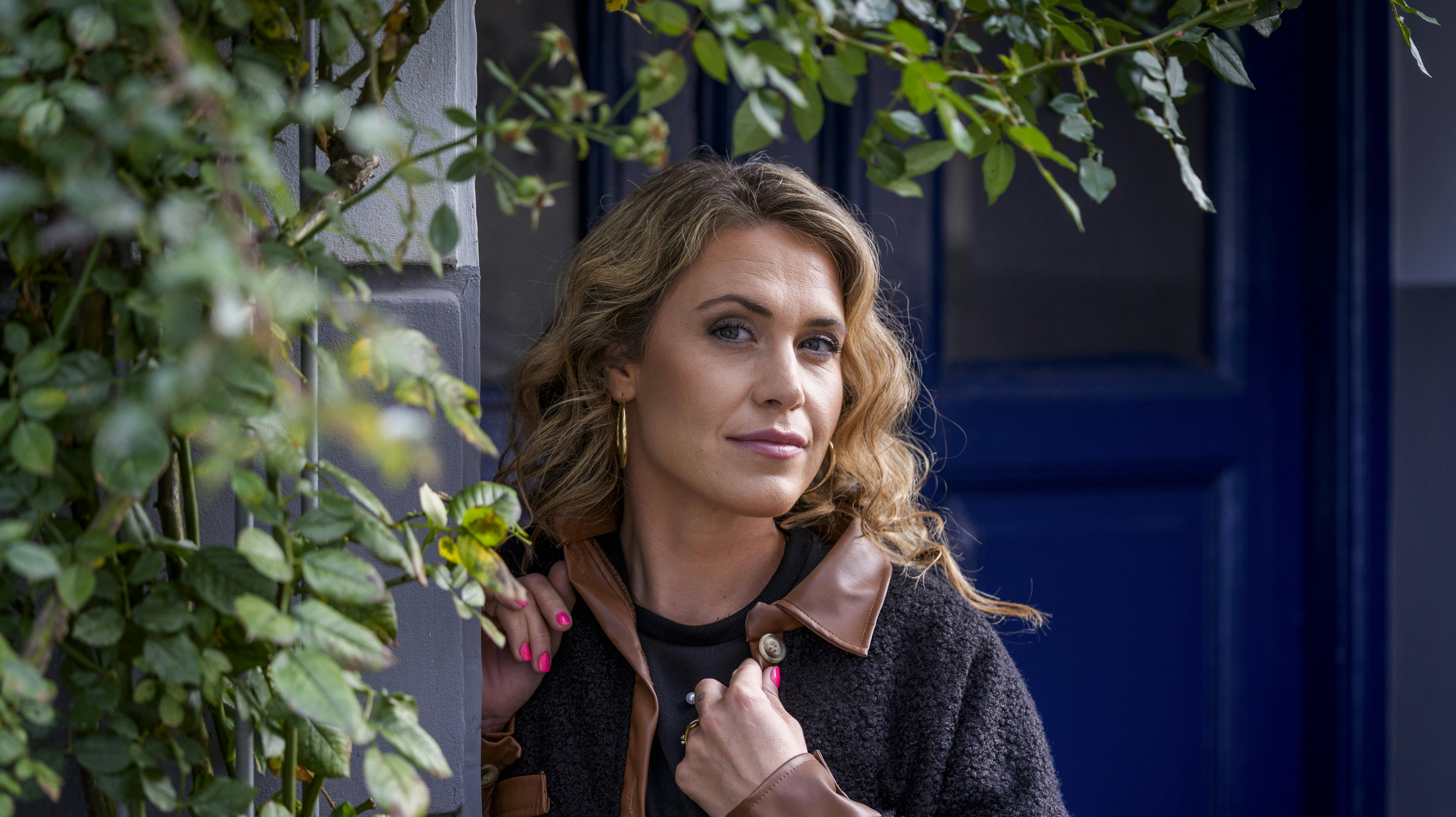 Anna David har skrevet sangen "Korthus" til ære for sin kræftsyge far.