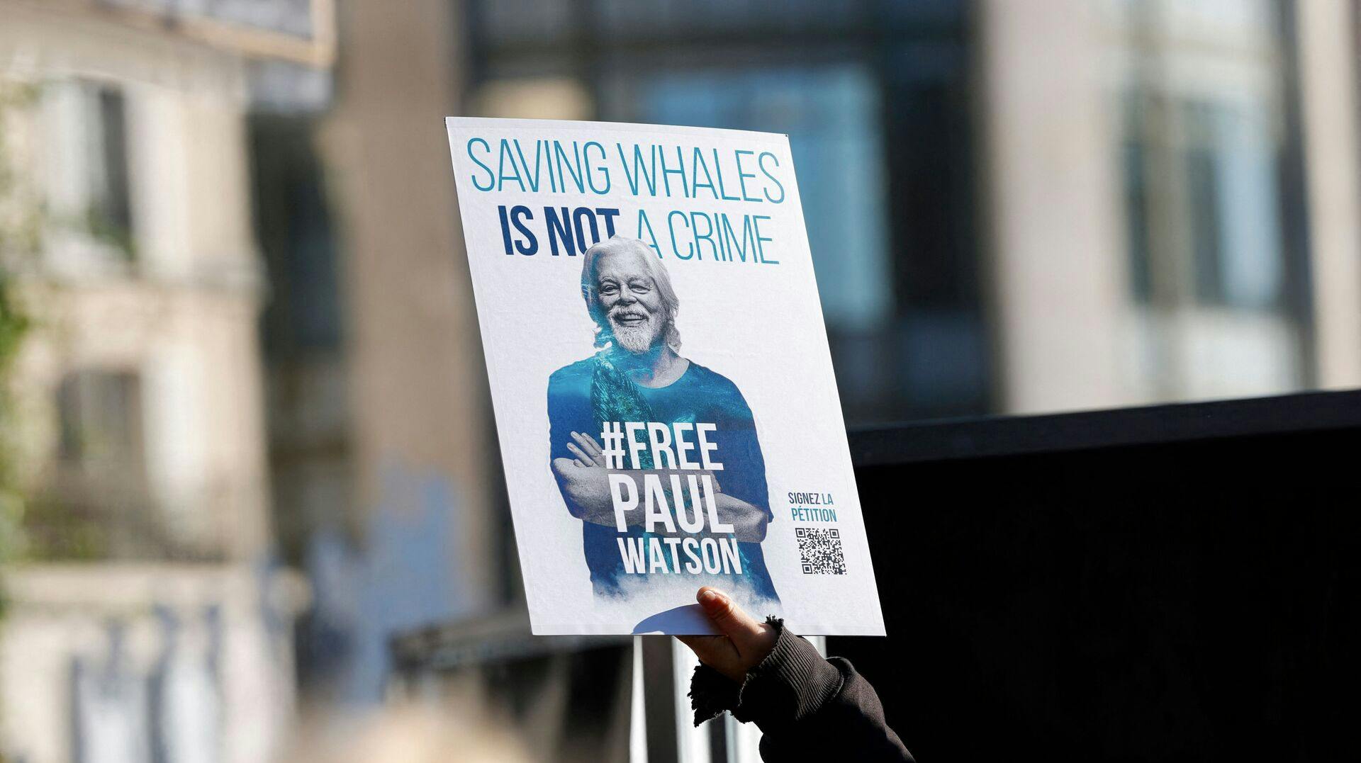Fængslingen af Paul Watson har udløst protester som denne i Paris.