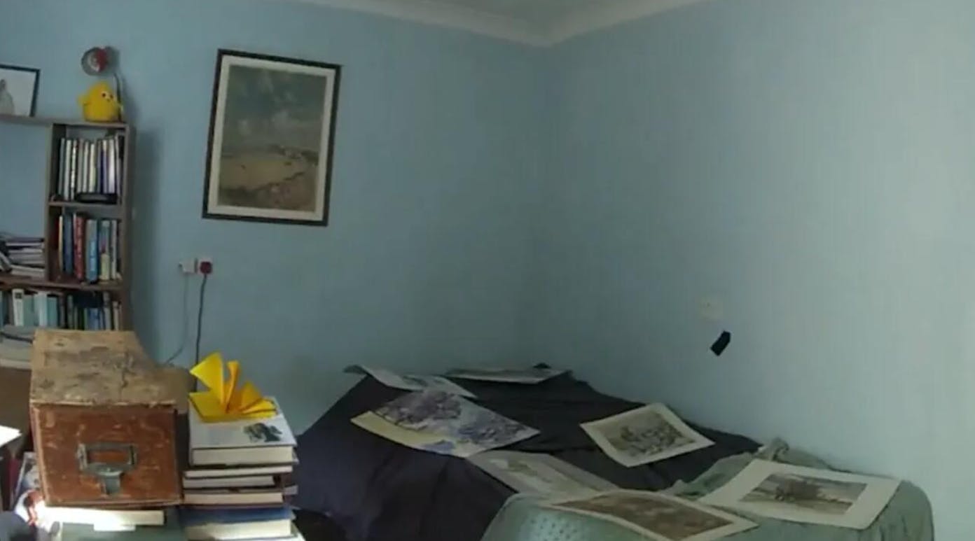 Virginia McCullough ”forærede” sin far en hjemmebygget kiste, som hun gemte liget af ham i. Hun forsøgte at sløre kisten ved at dække den til med billeder og malerier. Moren proppede hun i en sovepose.