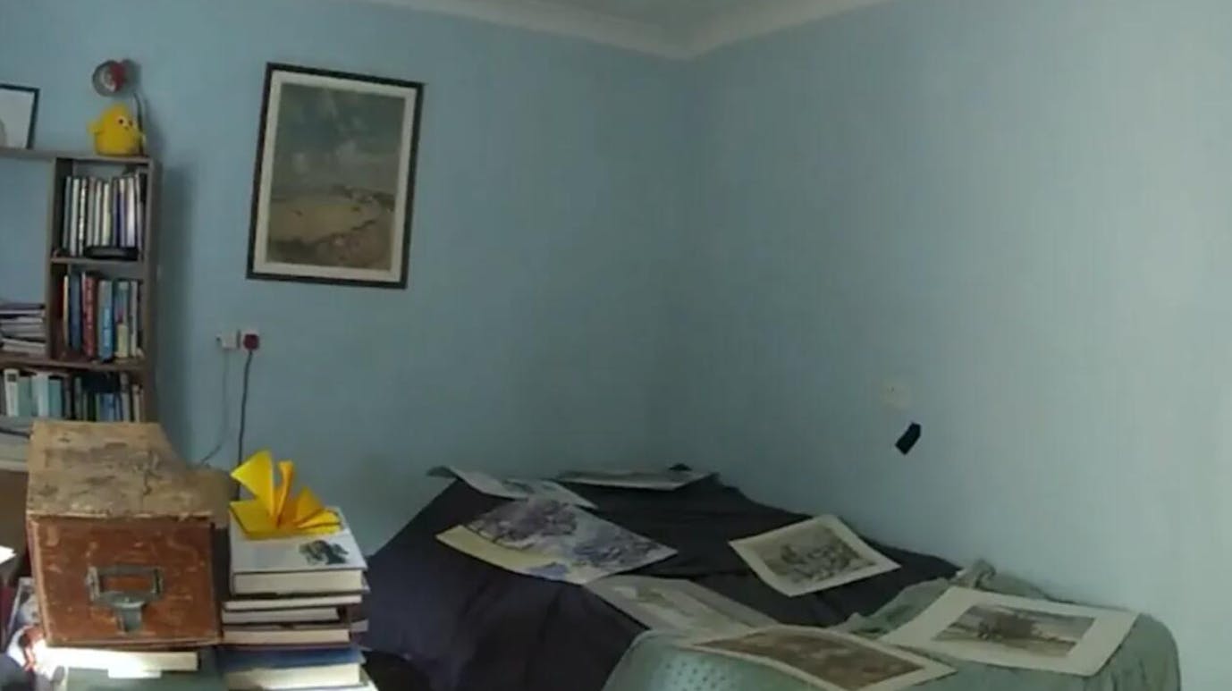 Virginia McCullough ”forærede” sin far en hjemmebygget kiste, som hun gemte liget af ham i. Hun forsøgte at sløre kisten ved at dække den til med billeder og malerier. Moren proppede hun i en sovepose.