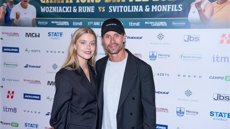 Michael Maze havde kæresten med på løberen til showkampen Caroline Wozniacki og Holger Runes showkamp tilbage i juni. 