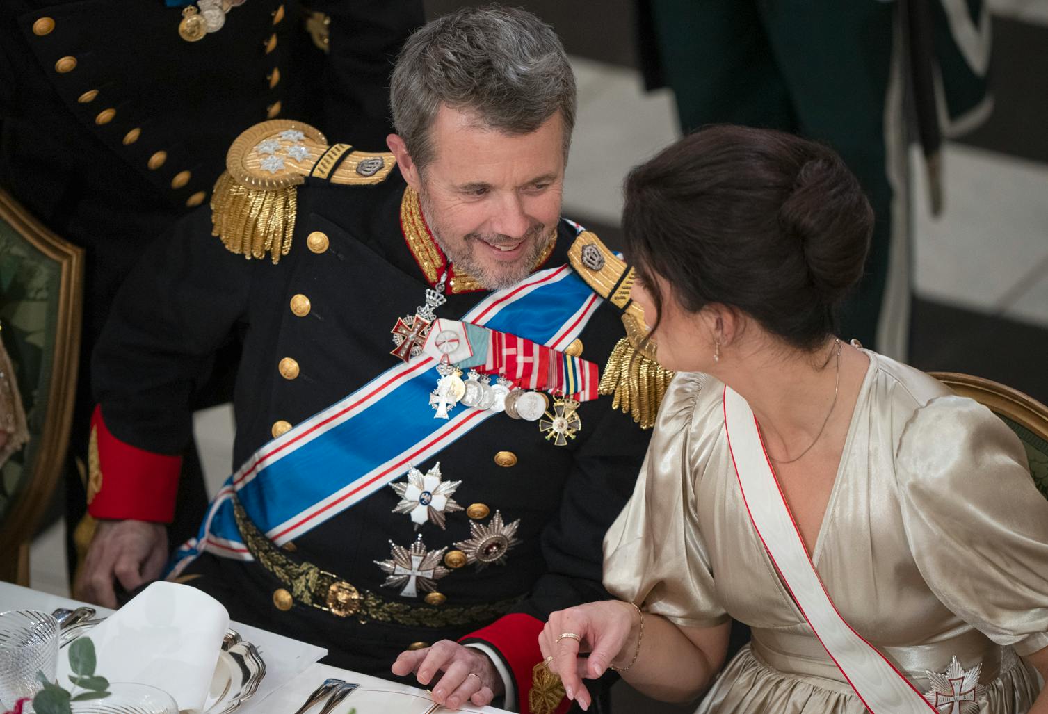 Skønne kvinders selskab kan blive farligt for kongen, hvis der igen opstår upassende antydninger. En god gallataffel-snak med Islands 36-årige udenrigsminister, Þórdís Kolbrún R. Gylfadóttir, kan han dog stadig tillade sig.