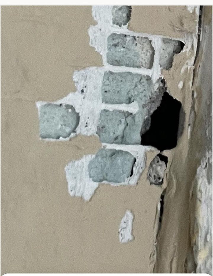 Efter rengøringsfirmaet var ude og ordne væggene i starten af året er tapeten begyndt at løsne sig.