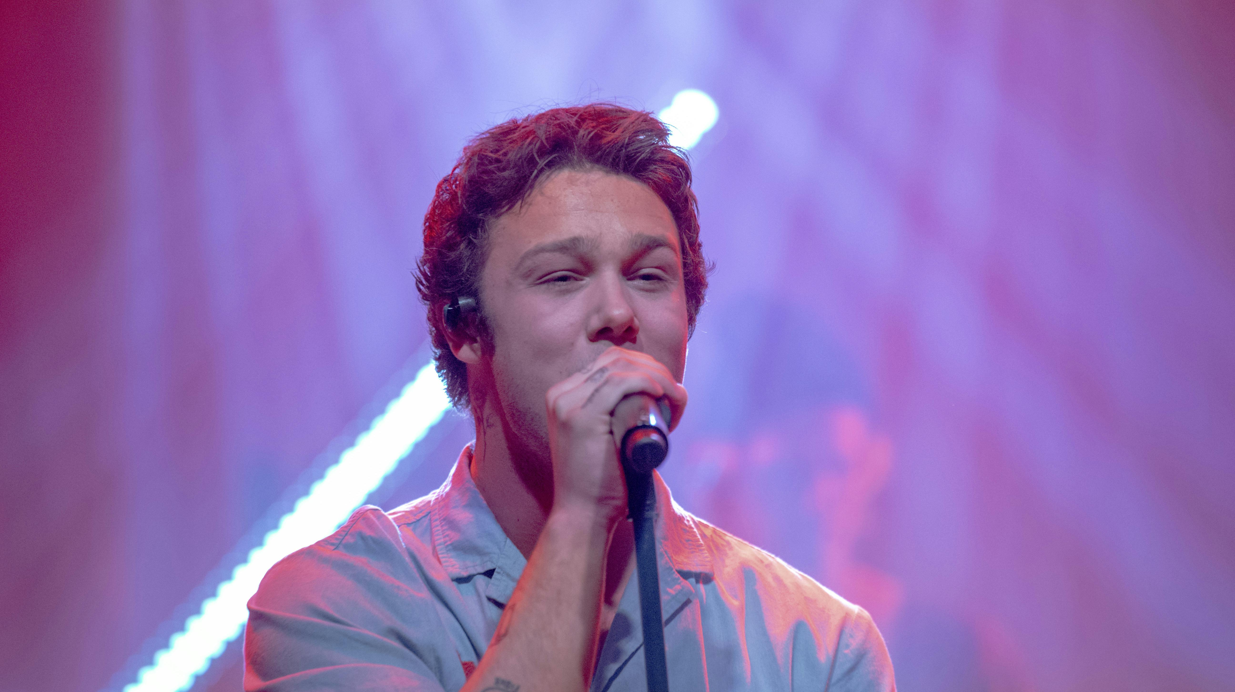 Hugo Helmig første koncert efter skandale på Gimle i Roskilde