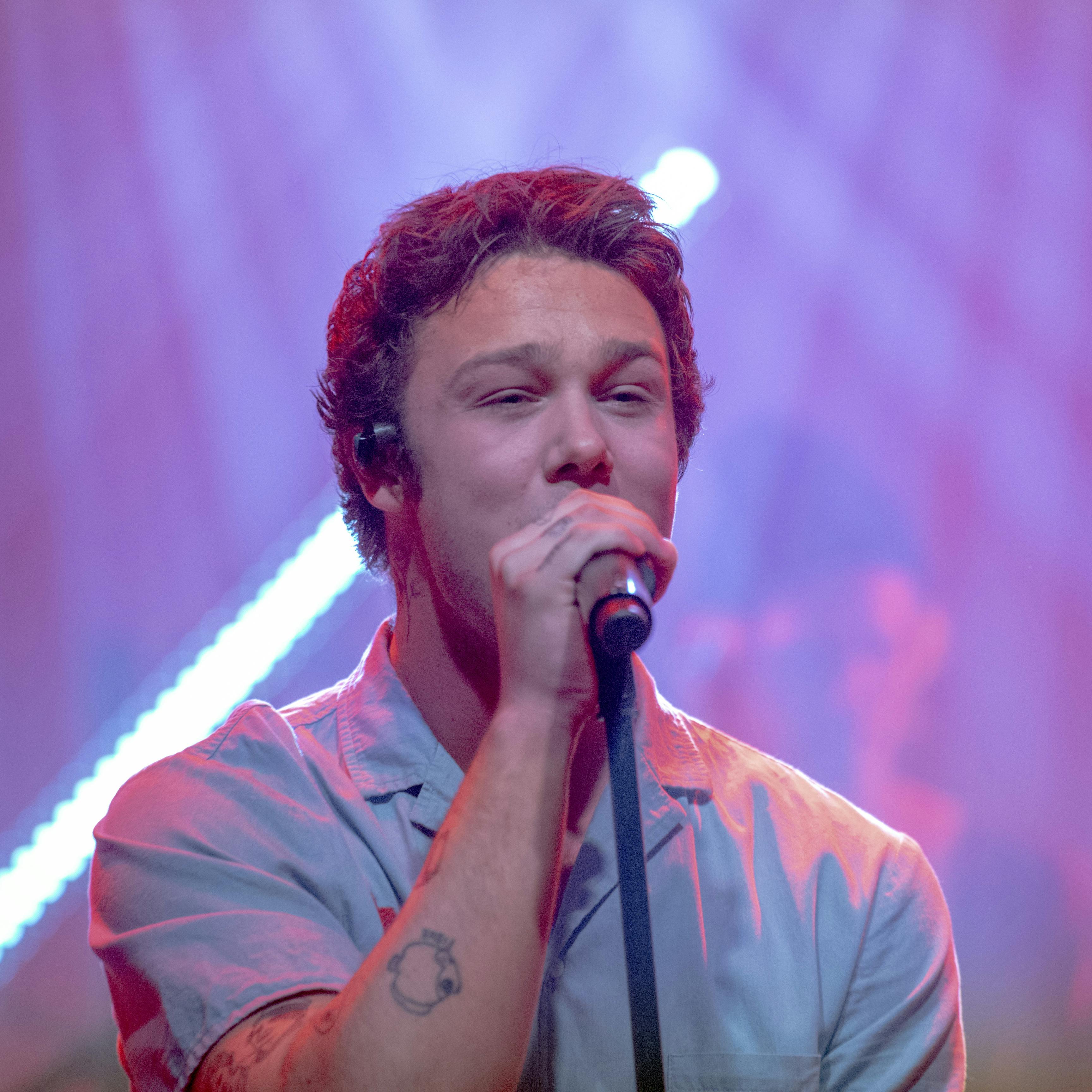 Hugo Helmig første koncert efter skandale på Gimle i Roskilde