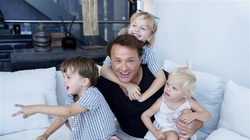 Dennis Knudsen og børnene skal til at tilbringe meget mere tid i Thailand.