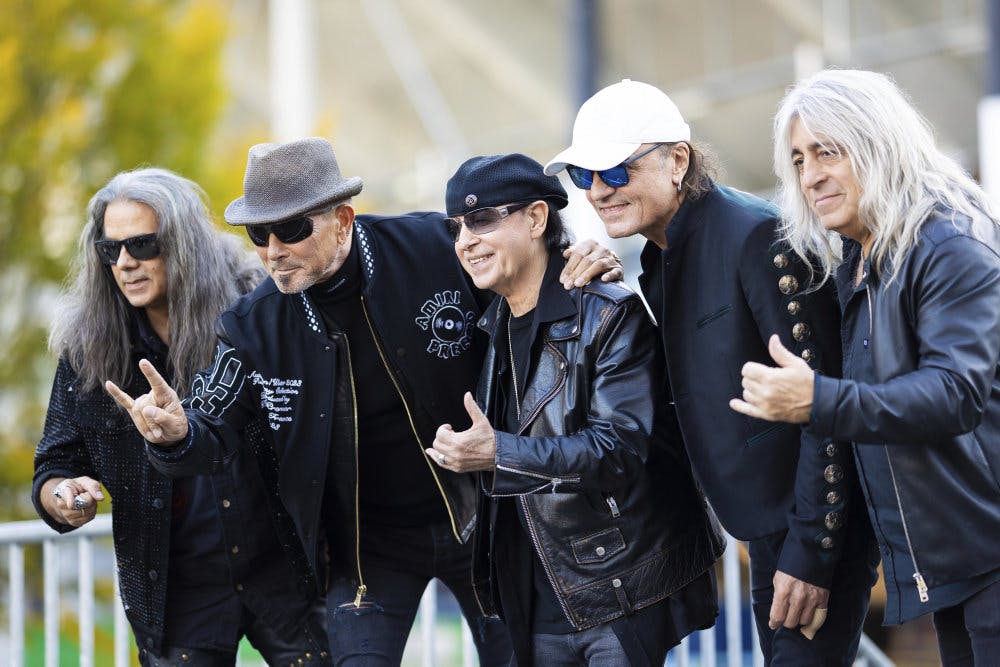 Rockbandet The Scorpions får her taget billeder foran Heinz von Heiden Arena i Hannover. Det er her, bandet spiller jubilæumskoncert i juli næste år.&nbsp;&nbsp;