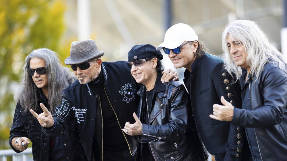 Rockbandet The Scorpions får her taget billeder foran Heinz von Heiden Arena i Hannover. Det er her, bandet spiller jubilæumskoncert i juli næste år. 