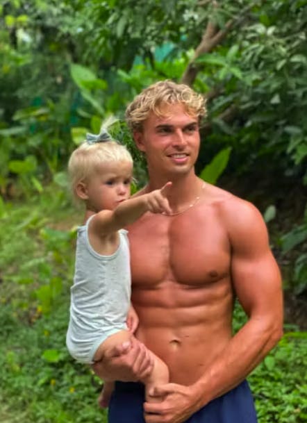 Dennis Knudsen havde denne flotte fyr - Jeppe Andersen - med under en af de ferier sammen med børnene, som han elsker. Jeppe kan Dennis dog ikke kysse med - han er til damer.