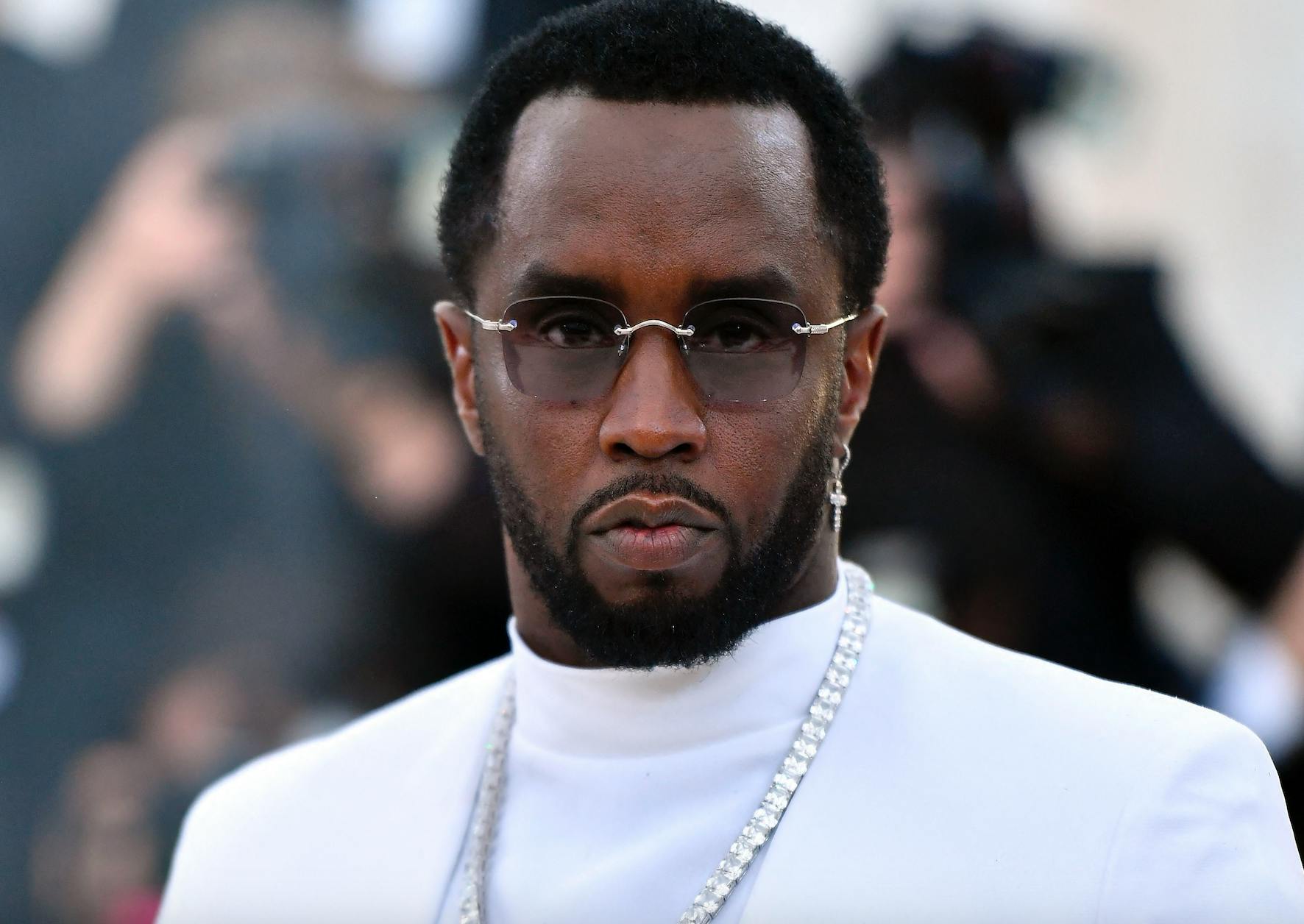 Flere end 100 personer har sagsøgt den amerikanske rapper Sean Combs, 54, – og alt tyder på, at hans engang så glorværdige karriere ligger i ruiner.