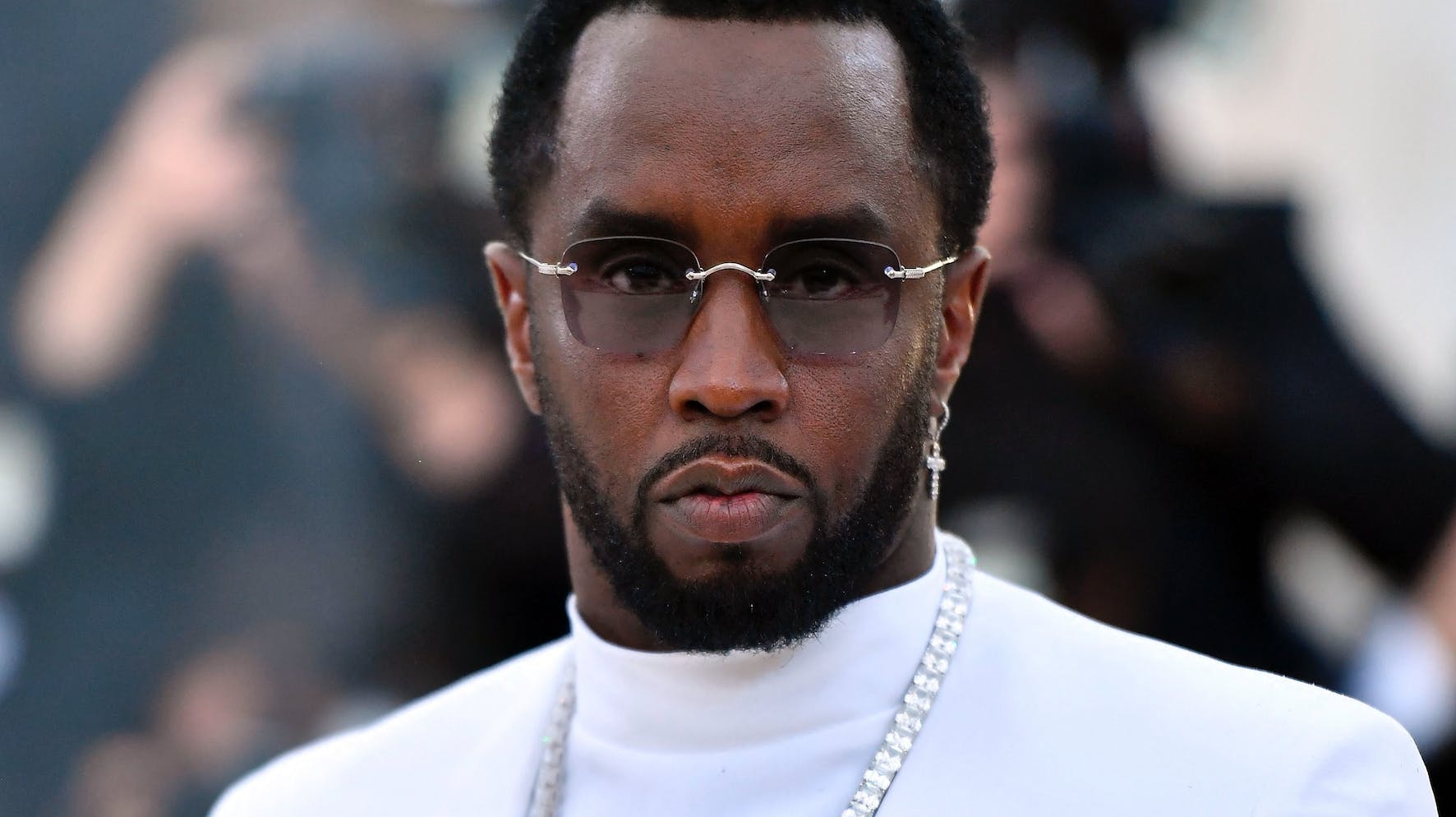 Flere end 100 personer har sagsøgt den amerikanske rapper Sean Combs, 54, – og alt tyder på, at hans engang så glorværdige karriere ligger i ruiner.