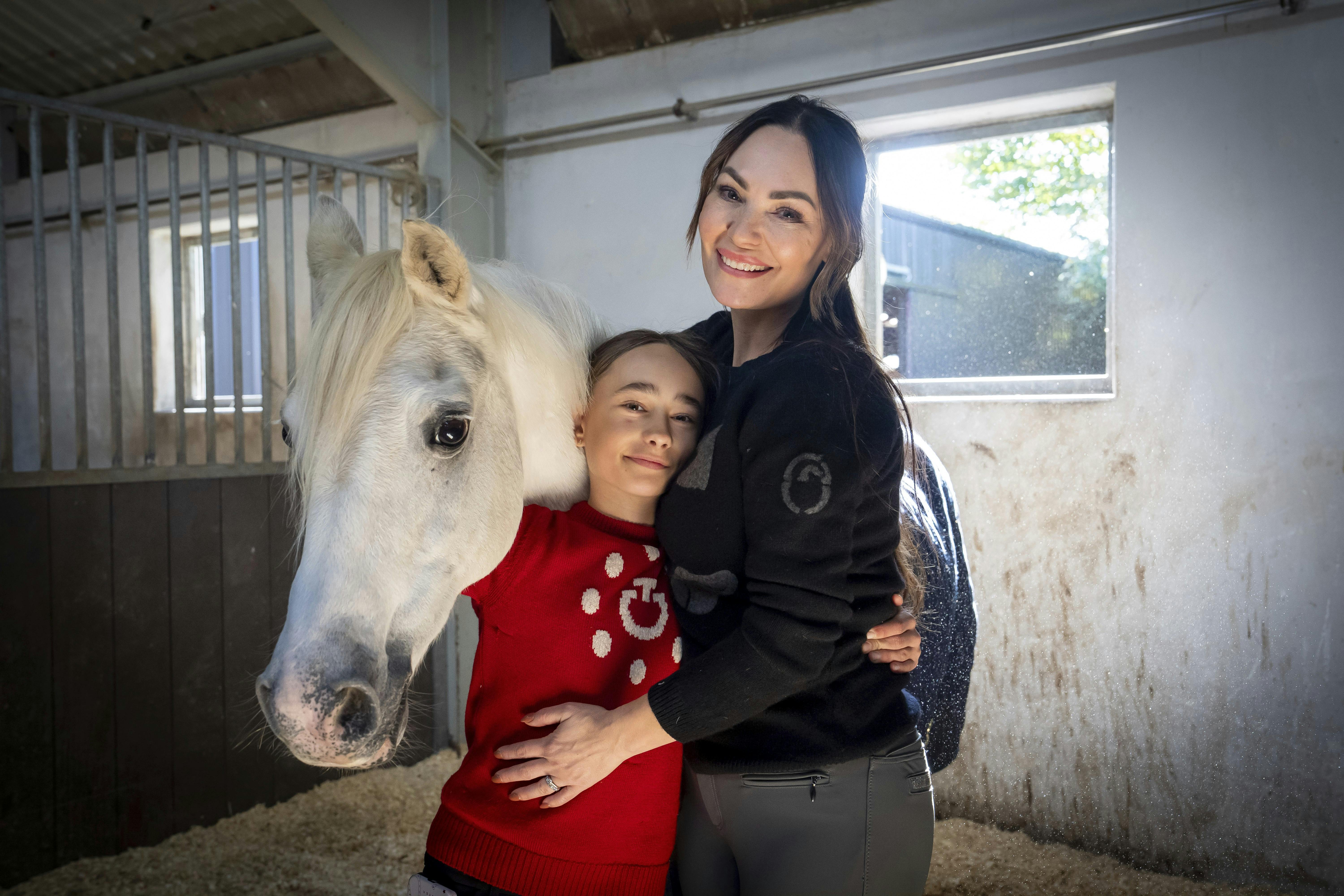 Mascha Vang, 45, og Hollie Nolia, 12, elsker livet sammen på rideskolen, og måske får de snart deres tre heste med hjem.