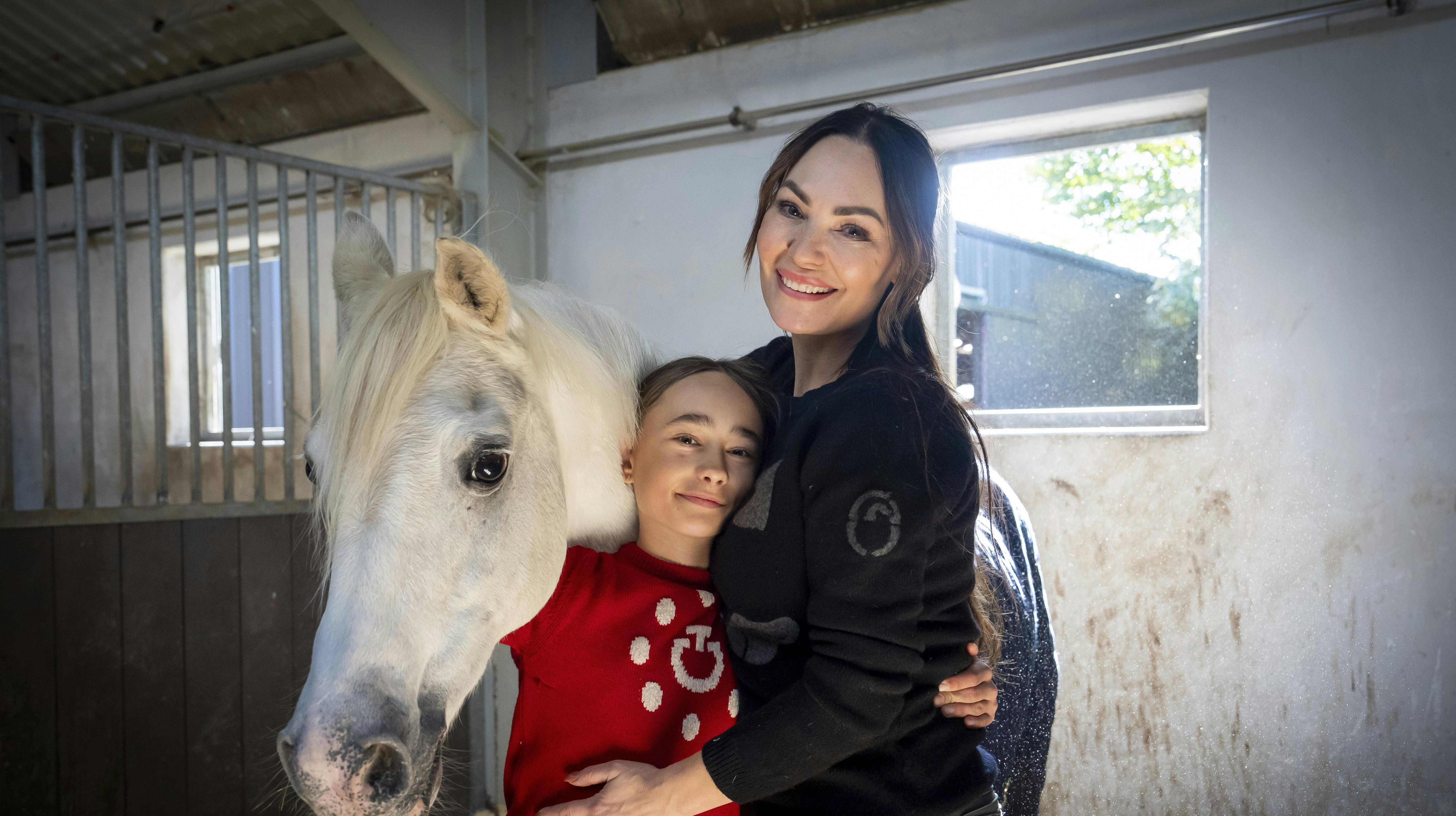Mascha Vang, 45, og Hollie Nolia, 12, elsker livet sammen på rideskolen, og måske får de snart deres tre heste med hjem.