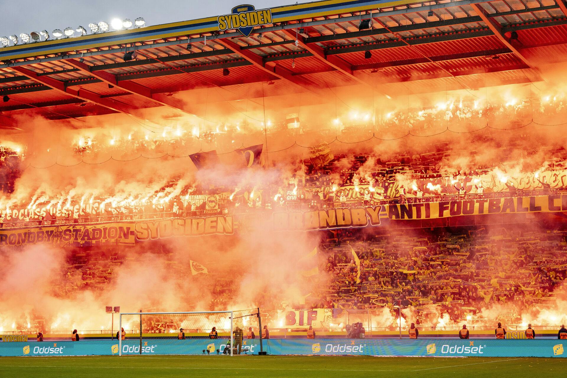 Brøndby IFs fans før 3F Superliga-kampen mellem Brøndby IF og FC København på Brøndby Stadion, søndag den 27. oktober 2024.. (Foto: Mads Claus Rasmussen/Ritzau Scanpix)