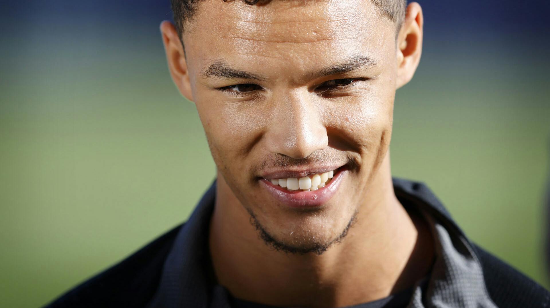 Alexander Bah spiller for den portugisiske klub Benfica, hvor han er på en femårig kontrakt, som udløber i 2027.