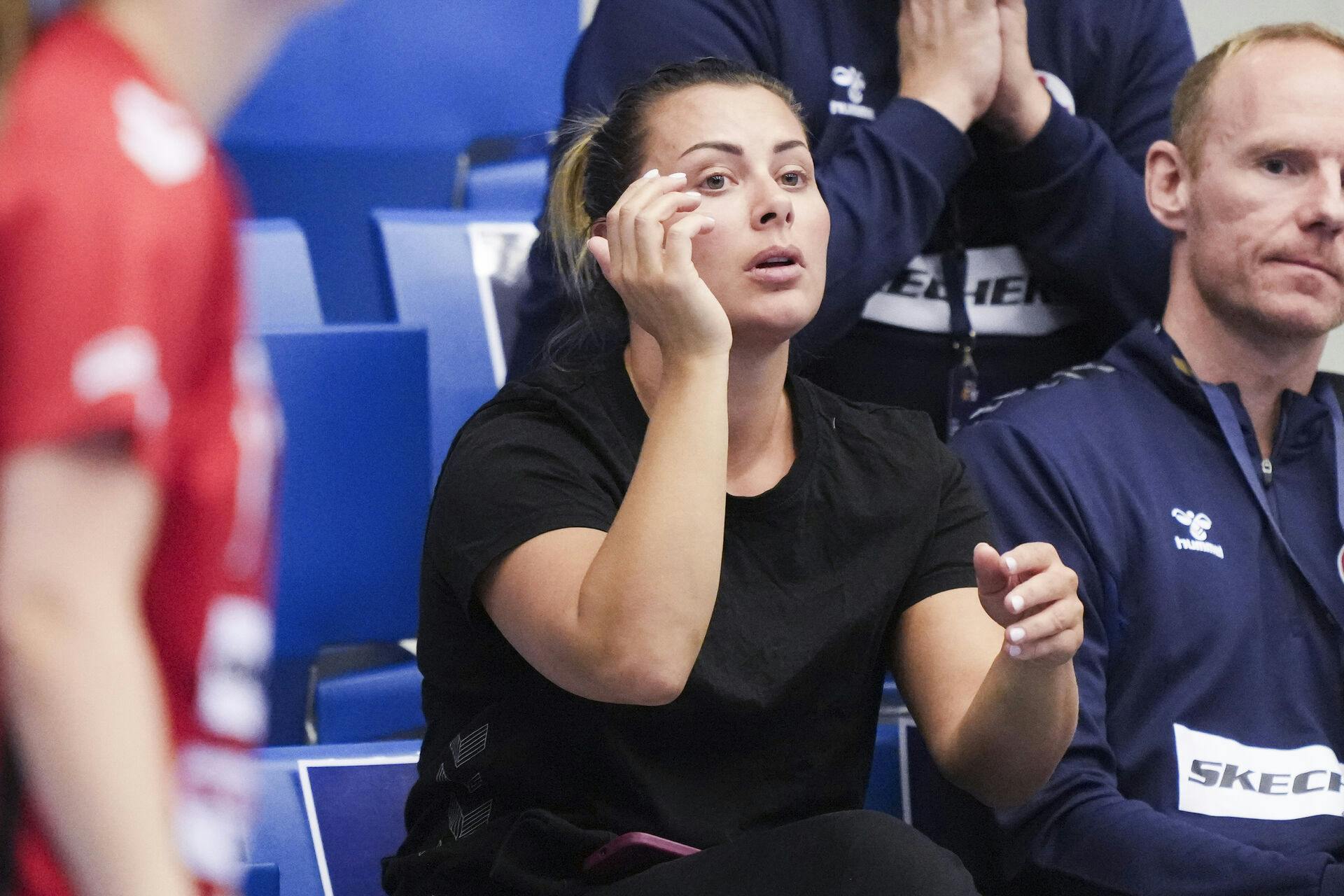 En skadet Nora Mørk (Esbjerg 9) ser til da Team Esbjerg møder Vipers Kristiansand i EHF Champions League i Esbjerg søndag den 13. oktober 2024. (Foto: Claus Fisker/Ritzau Scanpix)