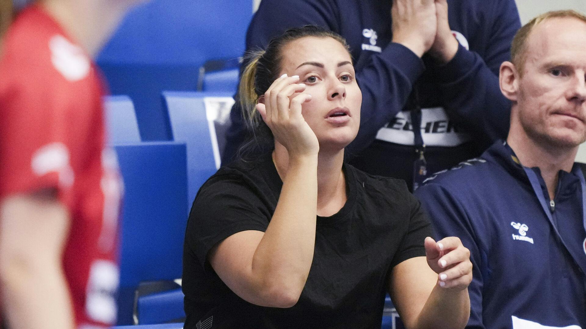 En skadet Nora Mørk (Esbjerg 9) ser til da Team Esbjerg møder Vipers Kristiansand i EHF Champions League i Esbjerg søndag den 13. oktober 2024. (Foto: Claus Fisker/Ritzau Scanpix)