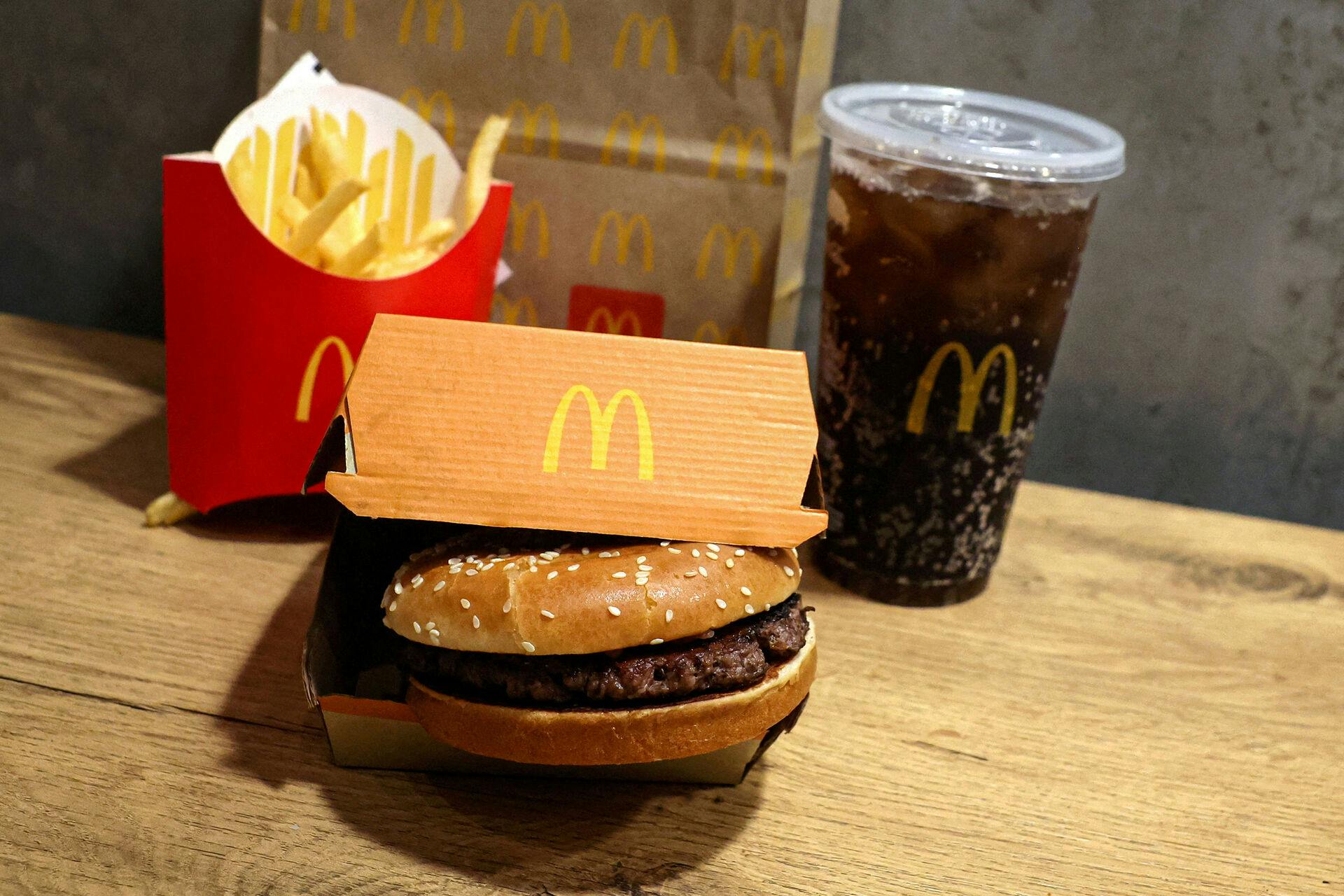 Det er en burger som denne - McDonald's Quarter Pounder - der gav kunderne maveonde.