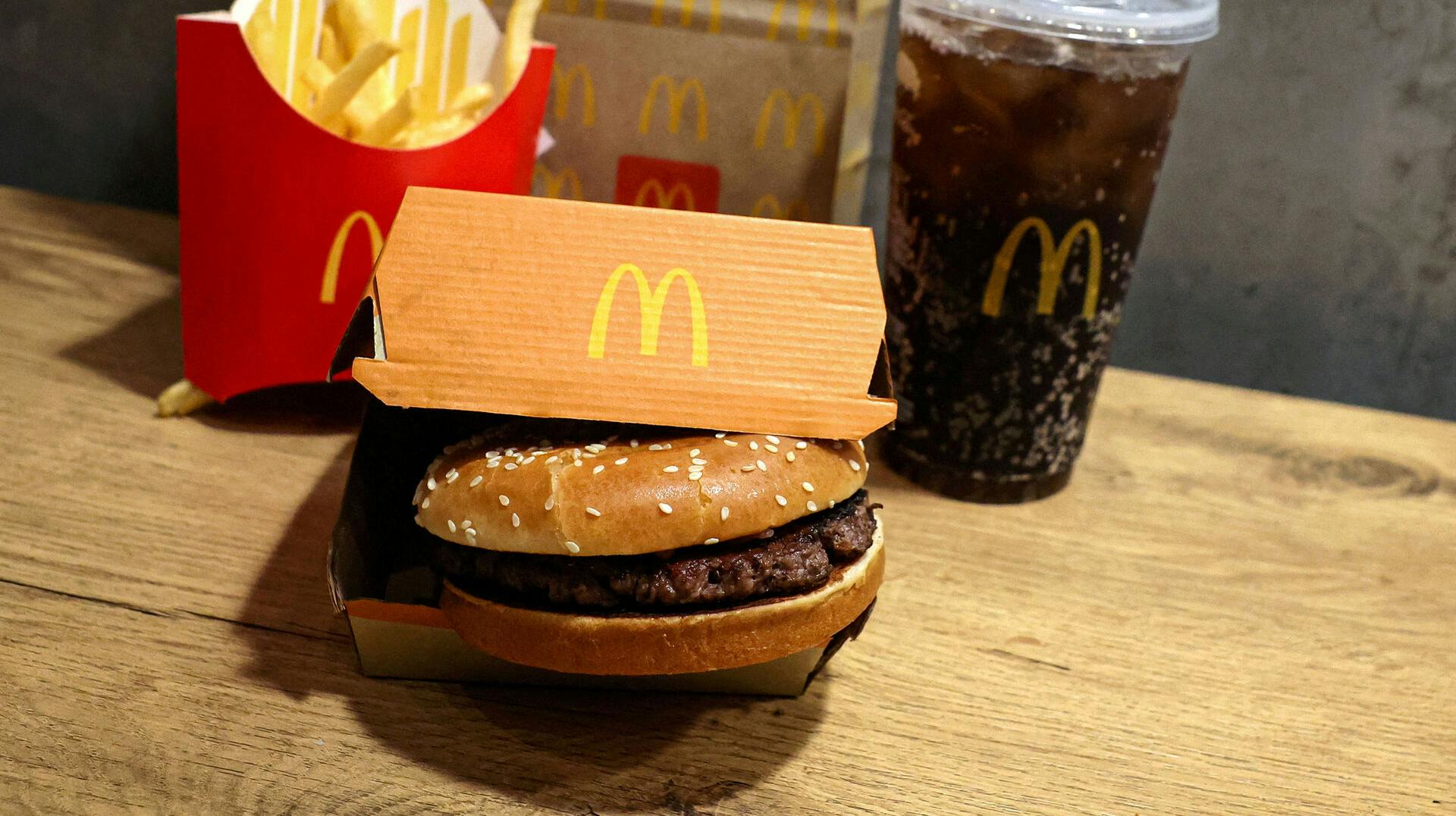 Det er en burger som denne - McDonald's Quarter Pounder - der gav kunderne maveonde.