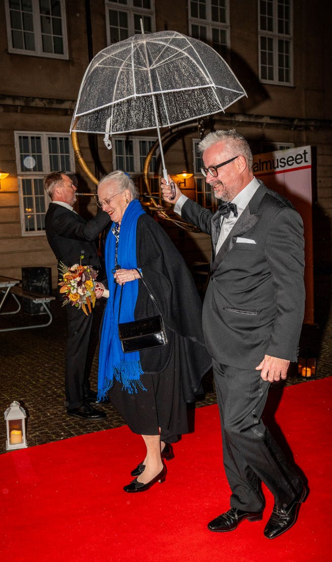 Nationalmuseets direktør Rane Willerslev er sat under pres. Han mister både medarbejdere og indtægter. Her holder han dronning Margrethe tør.