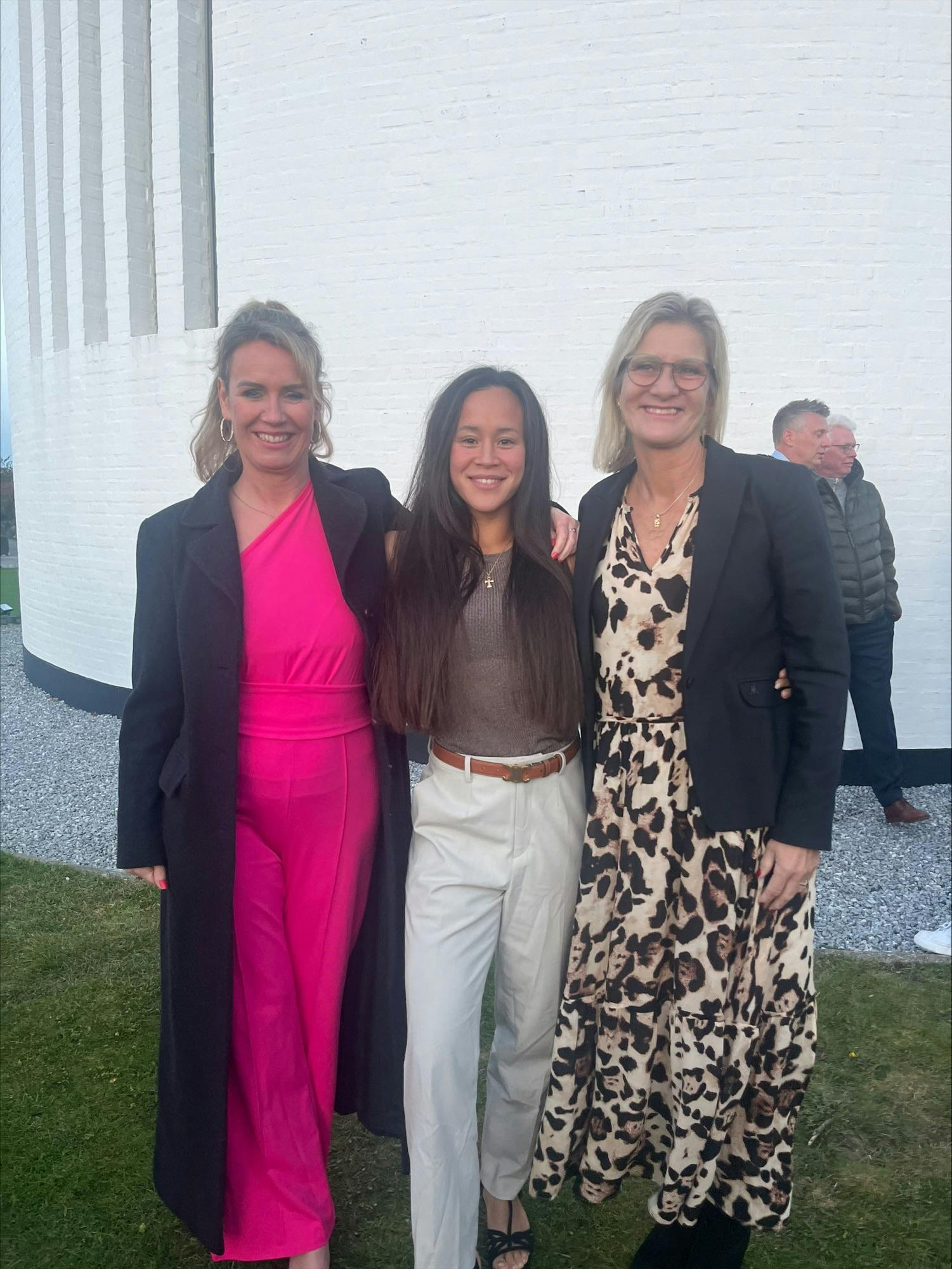 Flere af Vibekes "Robinson"-venner, heriblandt Stefanie, Helle, Susanne og Morten, var med til brylluppet. Stefanie sang endda en sang i kirken for parret.