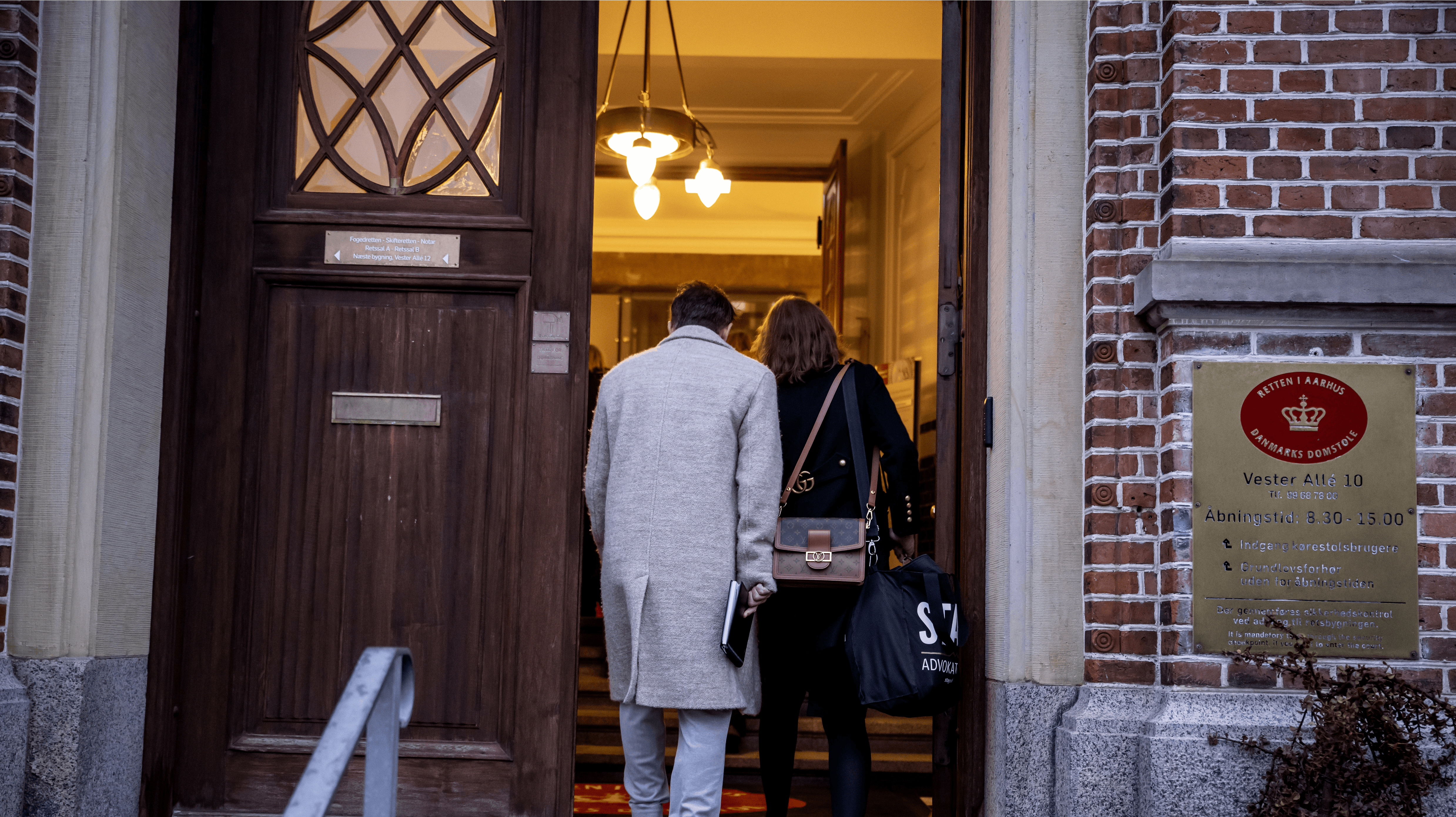 Kendis frisør Dennis Knudsen ankommer til retten i Åhus, sammen med sin advokat Mette Grith Stage.