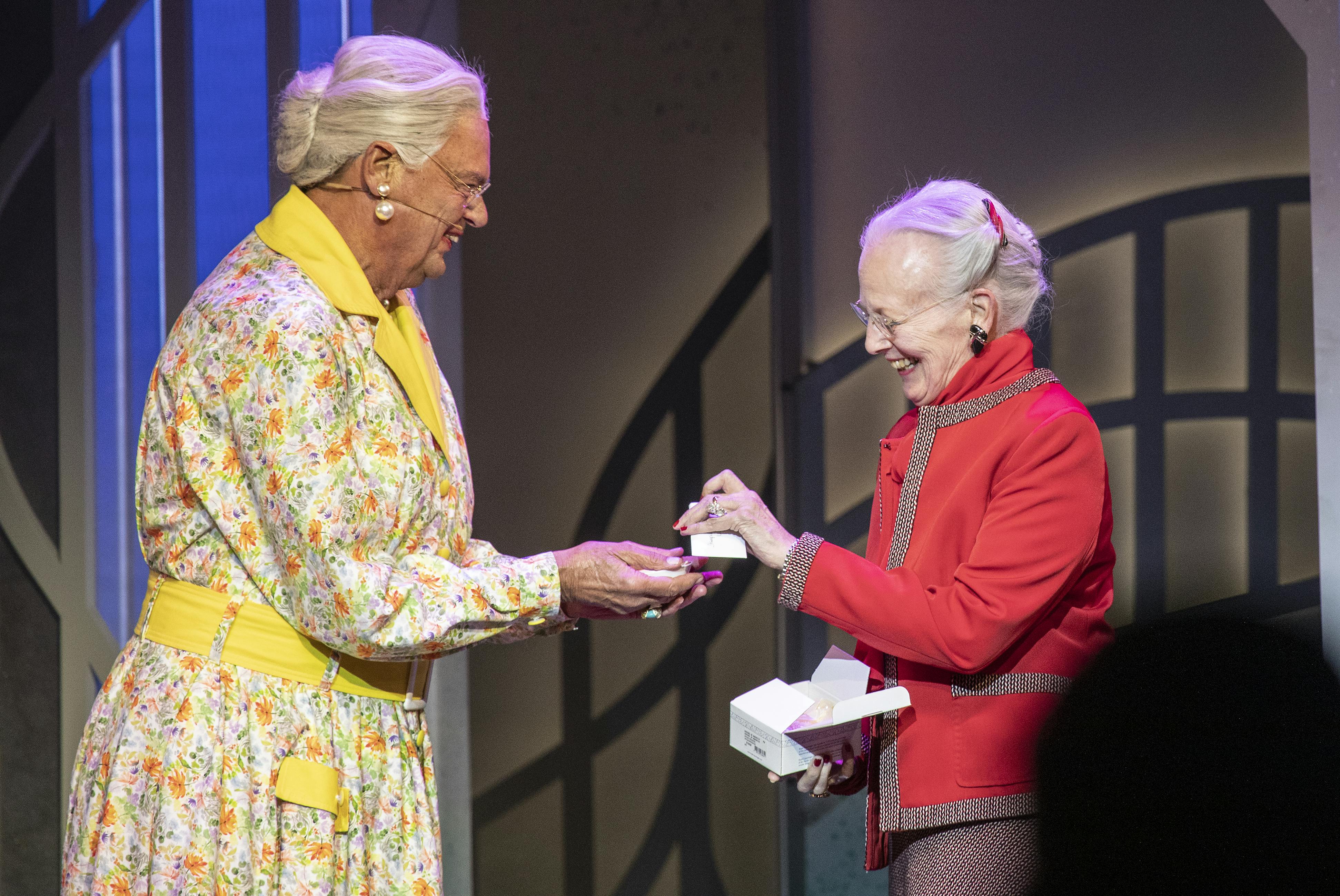 Ulf Pilgaard brød ud i spontant smil, da dronning Margrethe overraskede ham.