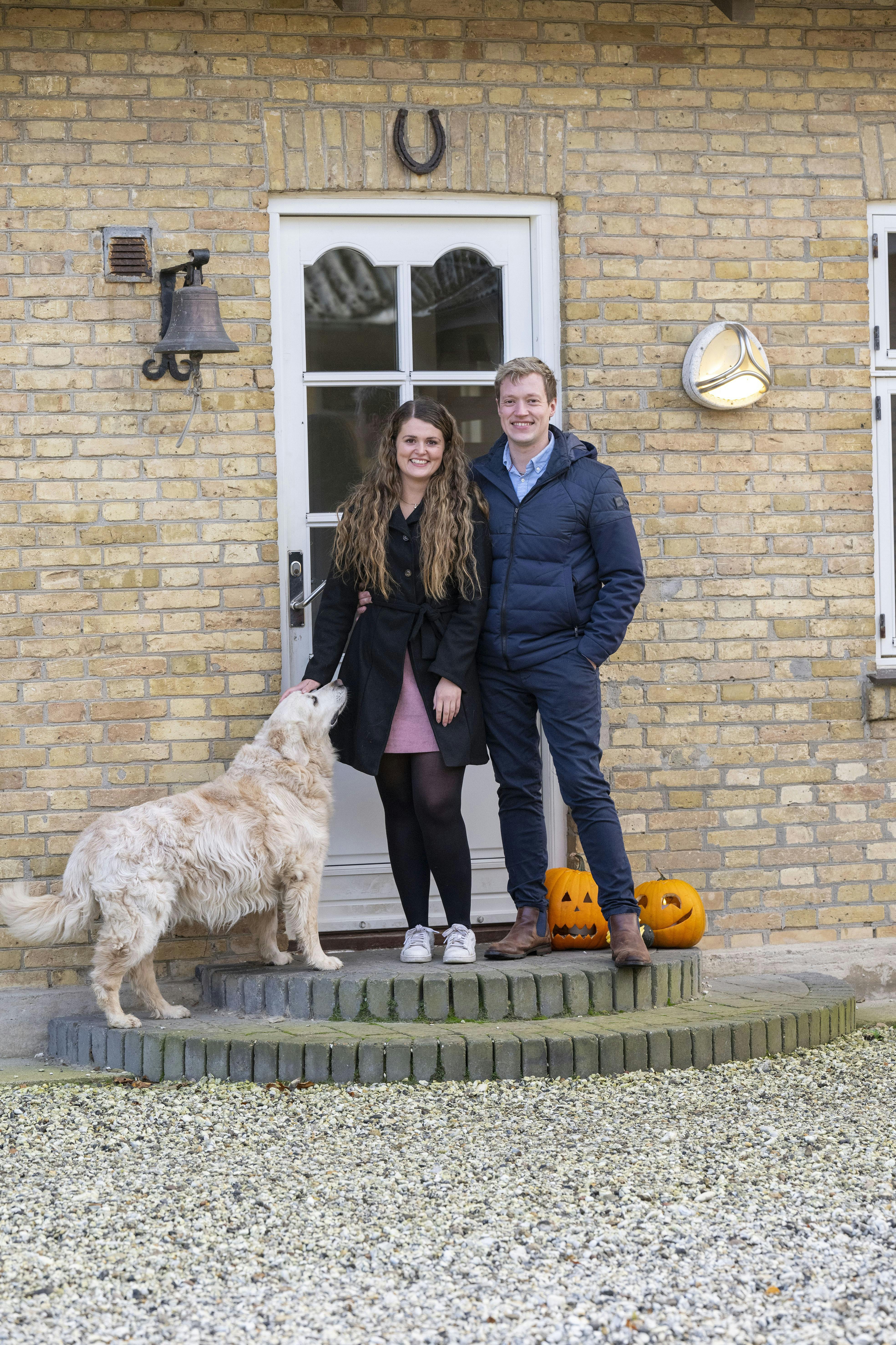 Katrine arbejder som pædagogmedhjælper, men hun er uddannet landmand og kan derfor snildt hjælpe til på gården. Hun og Jonas har også hund og måske snart en baby på vej.