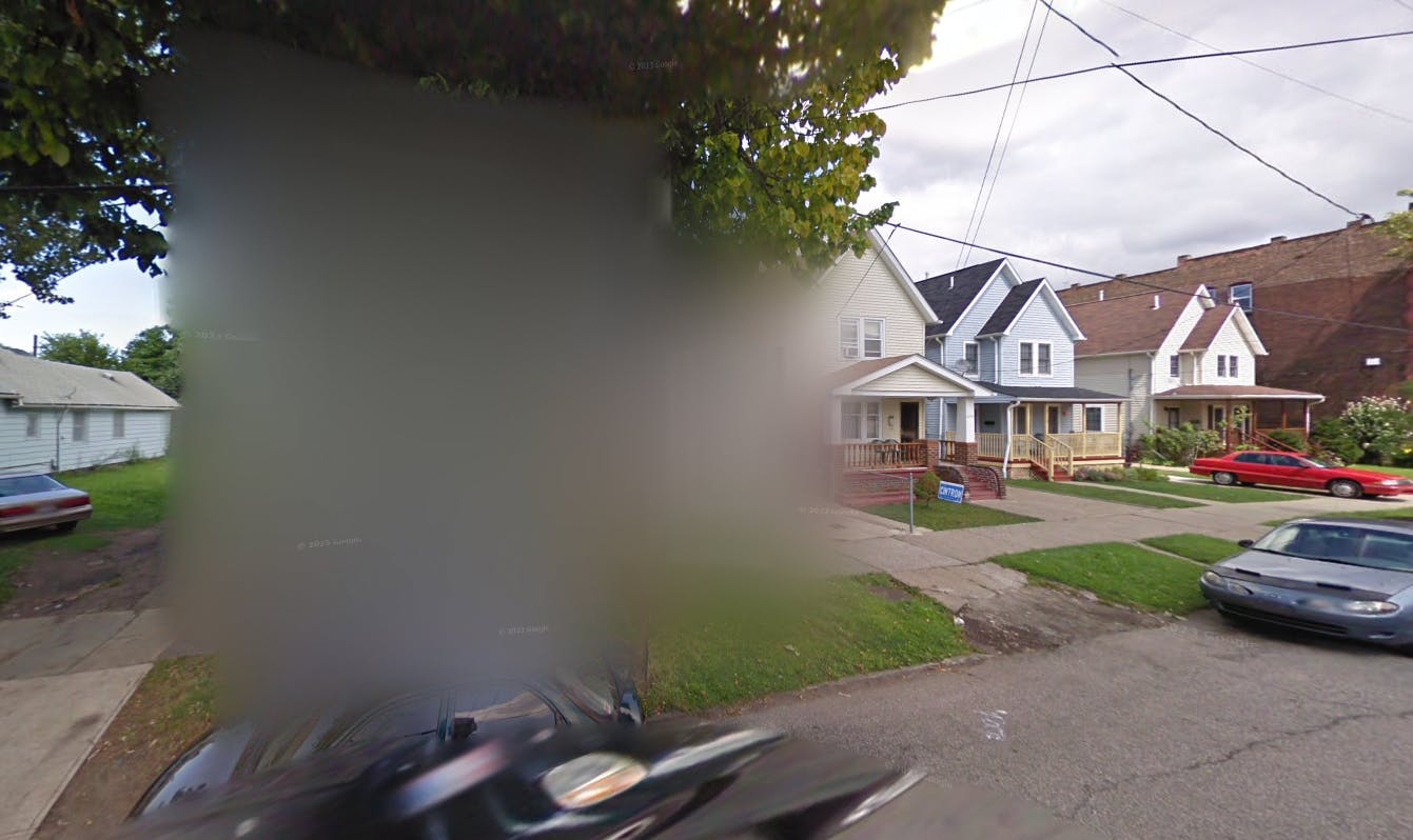 Google Maps – der ellers gør en dyd ud af at fotografere huse og veje verden over – har valgt at sløre det hvide hus på 2208 Seymour Avenue.&nbsp;Og det er der en uhyggelig grund til.