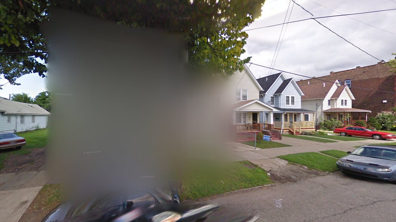 Google Maps – der ellers gør en dyd ud af at fotografere huse og veje verden over – har valgt at sløre det hvide hus på 2208 Seymour Avenue. Og det er der en uhyggelig grund til.