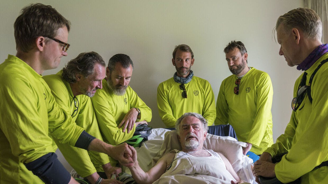 Erik Clausen i sin rolle i Klovn, hvor han her er omgivet af cykeldrengene "Mountain Lions".