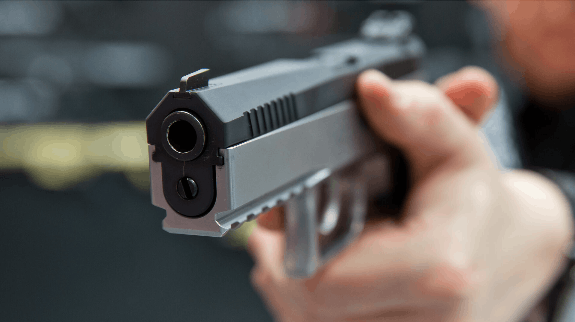 Ifølge politiets anklagemyndighed spiller en 9mm pistol en helt central rolle i sagen mod den 21-årige mand - de forsøger ihærdigt at bevise, at den tiltalte i sagen har været i besiddelse af et skydevåben.