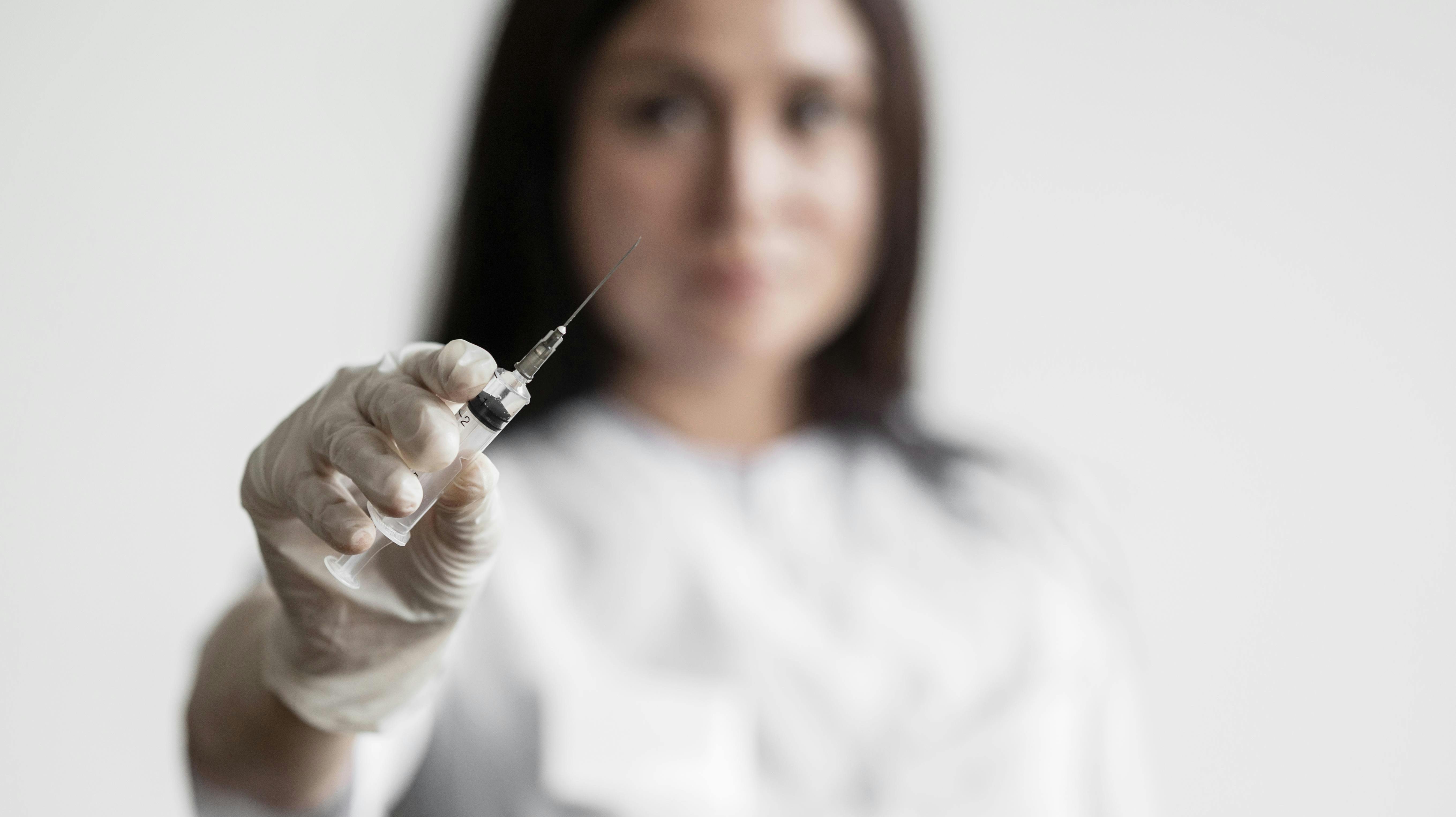 En 37-årig sygeplejerske er ved retten i den tyske by Regensburg blevet idømt livstid for at have bedøvet flere patienter. Flere af dem måtte genoplives efter forgiftning, mens én kvinde mistede livet.