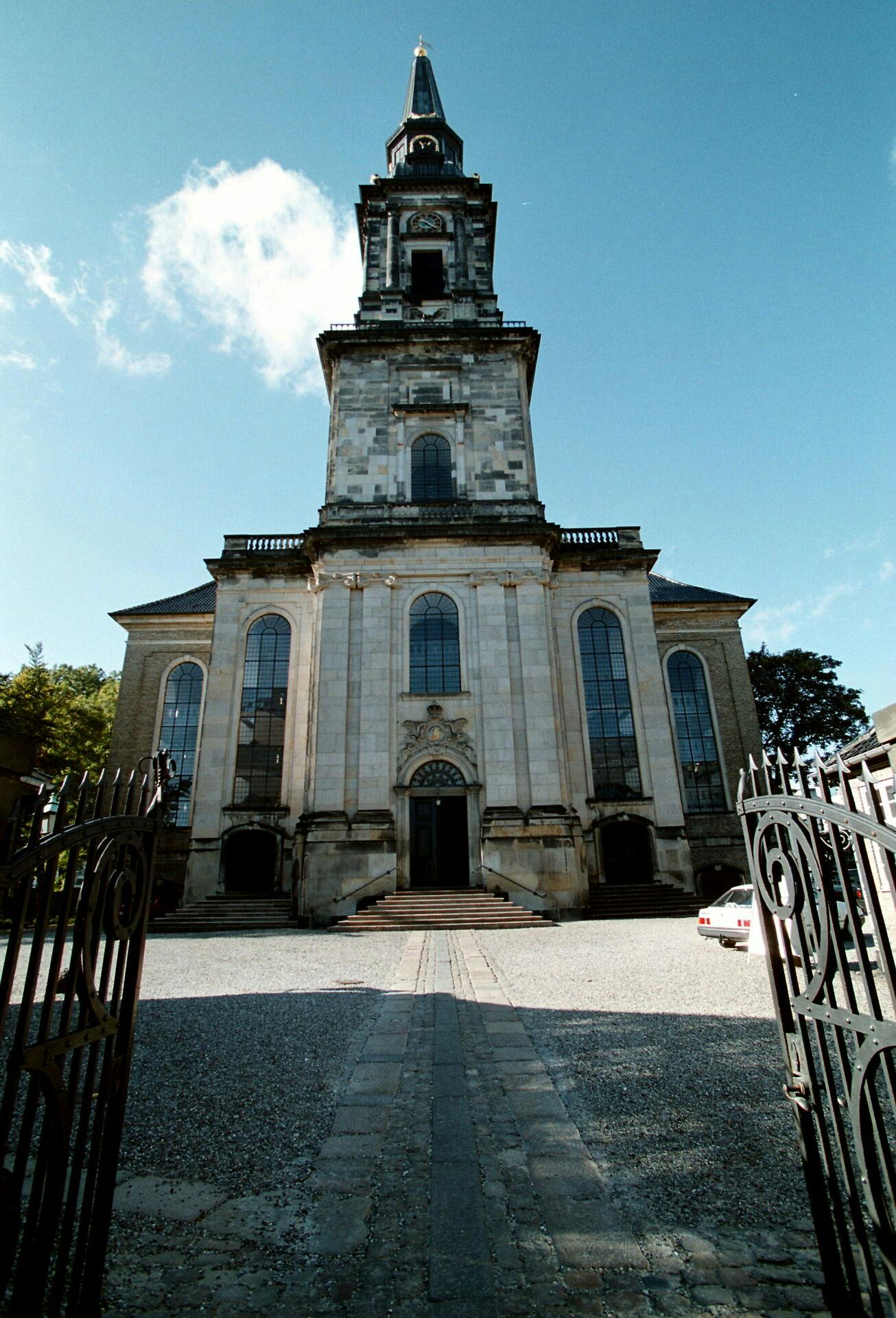 I den brede Christianskirken placerede Erik Clausen sig helt yderst, da hans datter Louise skulle giftes.