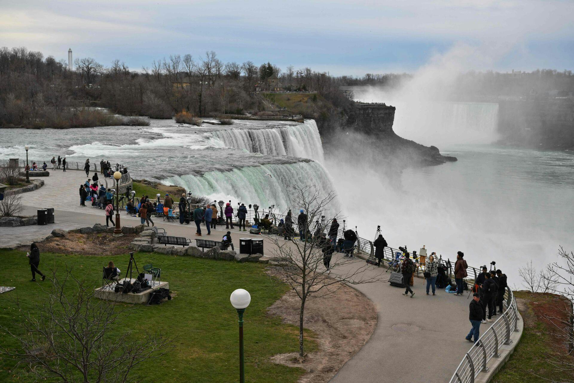 Niagara Falls er en stor turistattraktion i USA.