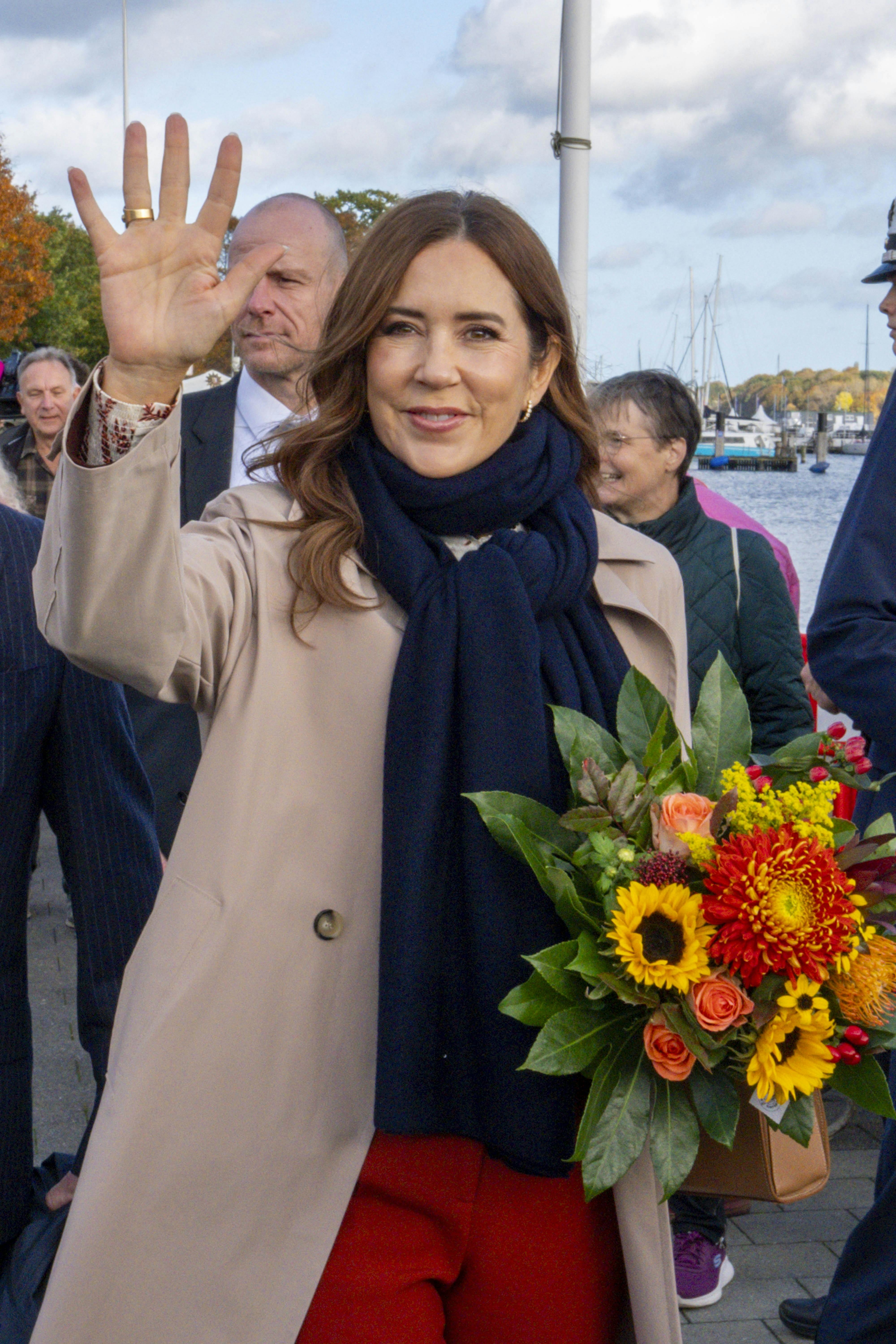 Dronning Mary har byttet halstørklædet ud med t-shirt under varmere himmelstrøg.