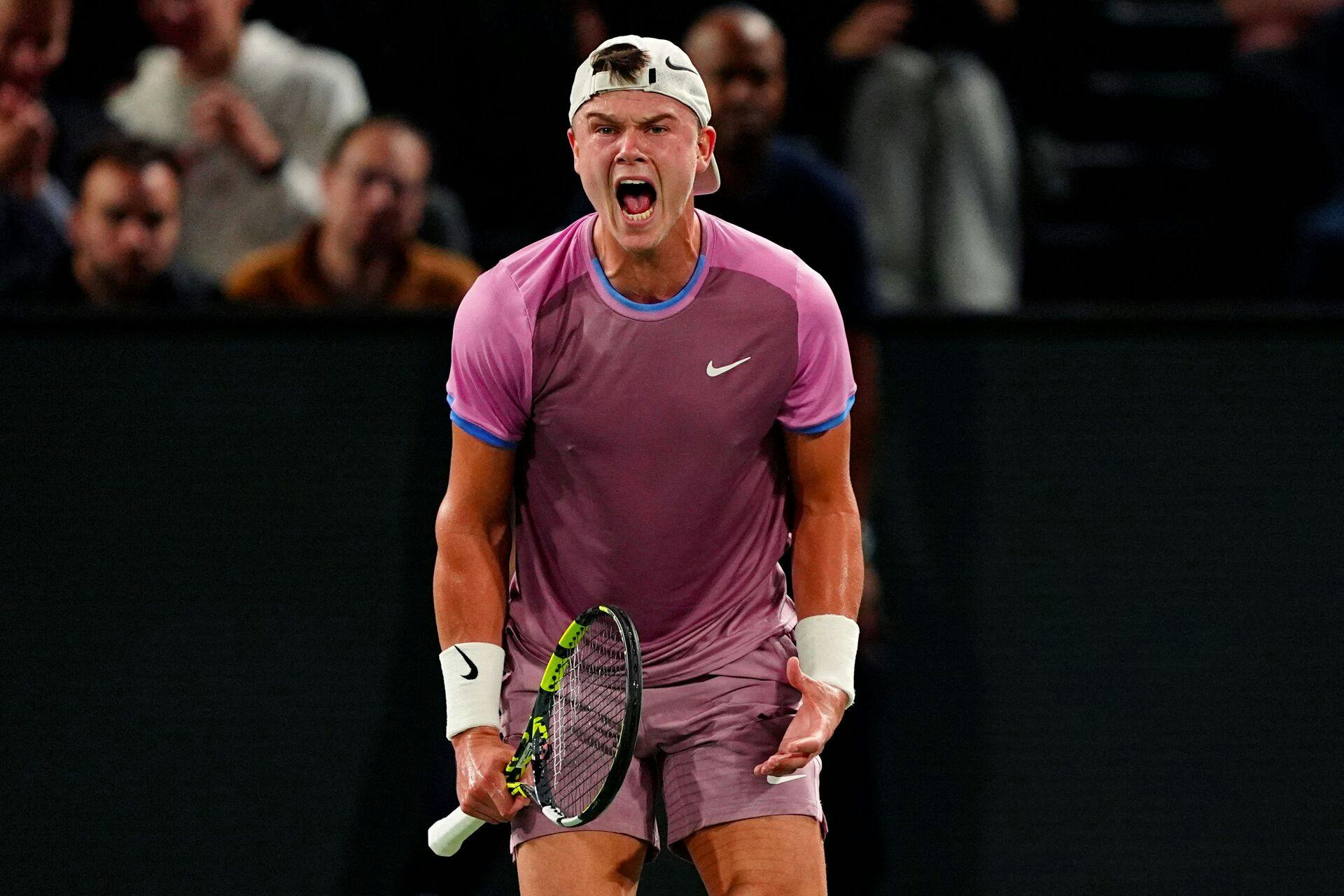 Holger Rune er videre til kvartfinalen i ATP 1000-turneringen Paris Masters. Danskeren vandt efter tre sæt over franske Arthur Cazaux. 