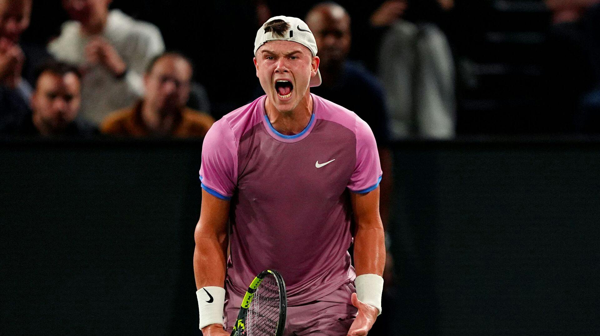 Holger Rune er videre til kvartfinalen i ATP 1000-turneringen Paris Masters. Danskeren vandt efter tre sæt over franske Arthur Cazaux.