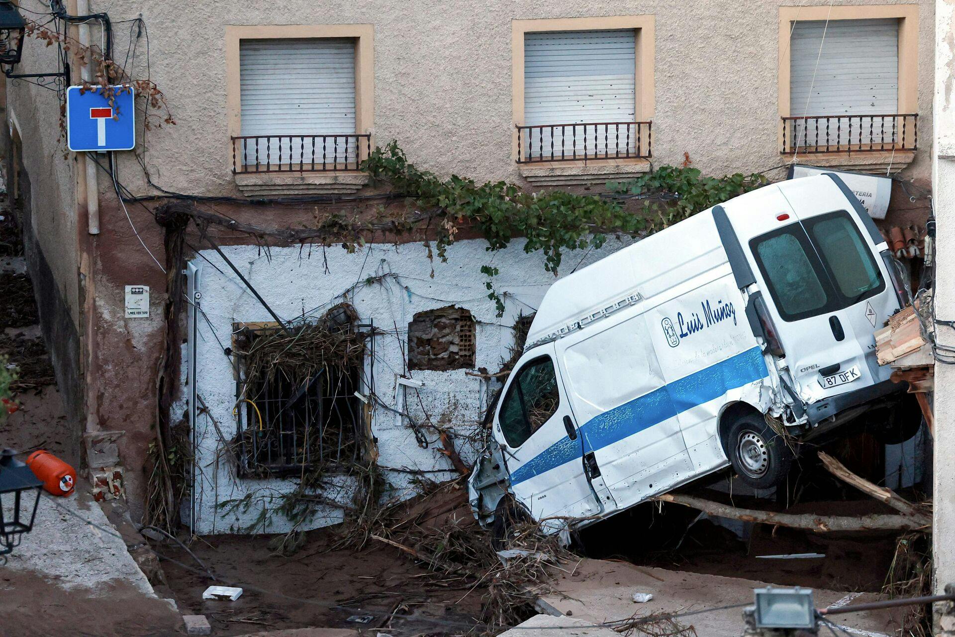 Mindst 140 har mistet livet i Spanien, efter oversvømmelser har ramt den østlige del af landet i Valencia-regionen.