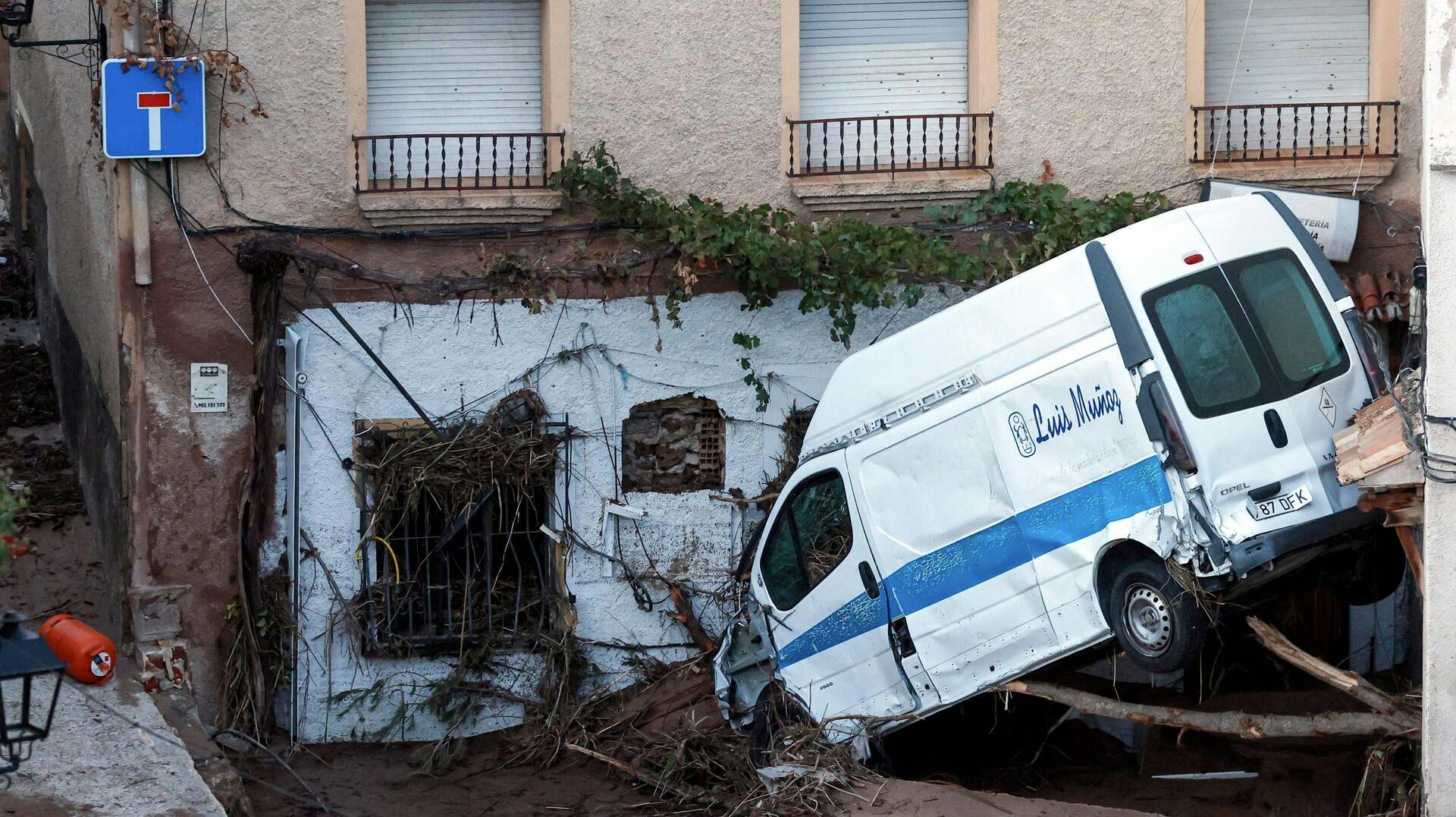 Mindst 140 har mistet livet i Spanien, efter oversvømmelser har ramt den østlige del af landet i Valencia-regionen.