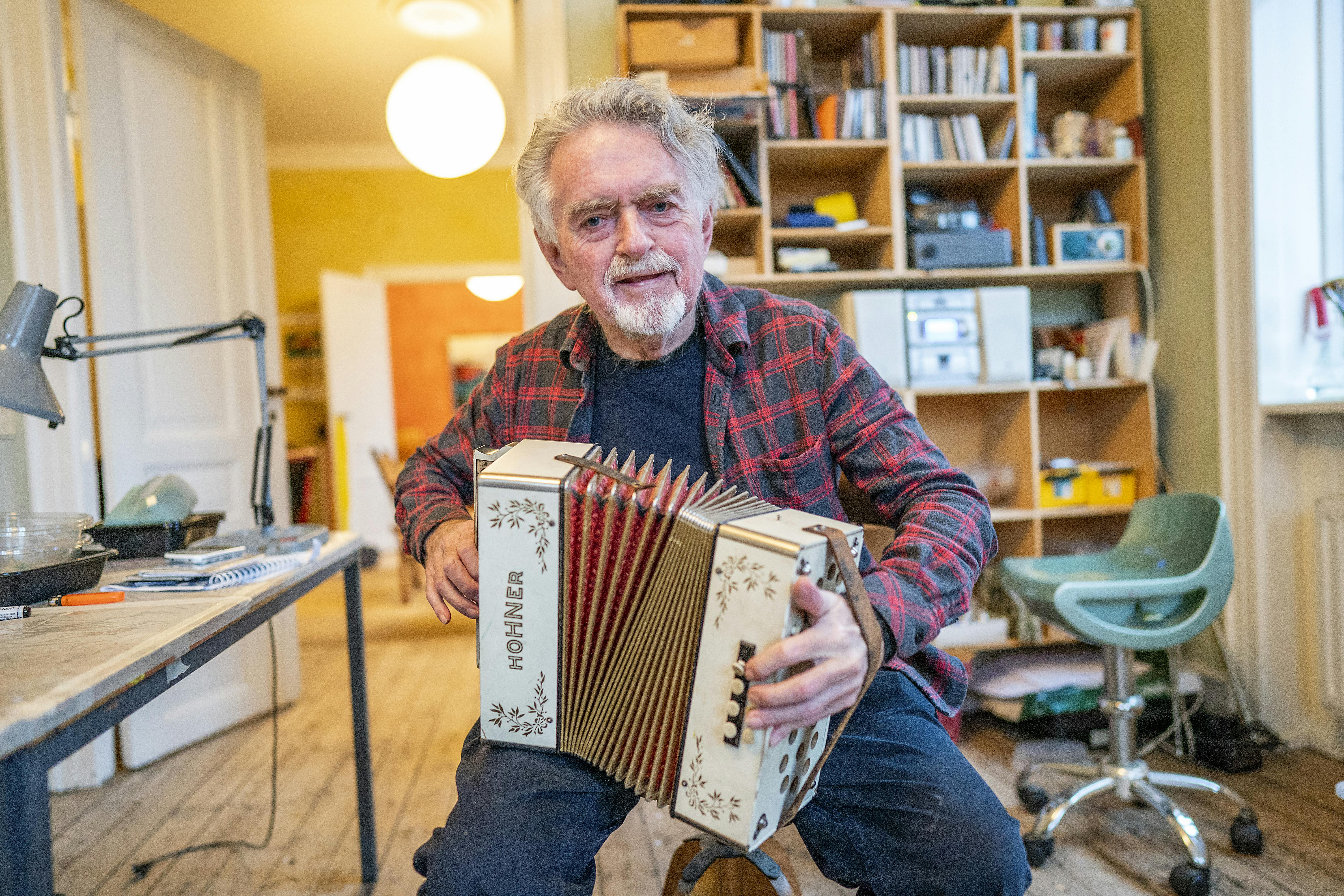 Erik Clausen gik bort onsdag den 30. oktober. Præcis et år mistede Danmark Eva Madsen, der var gode venner med Clausen. &nbsp;