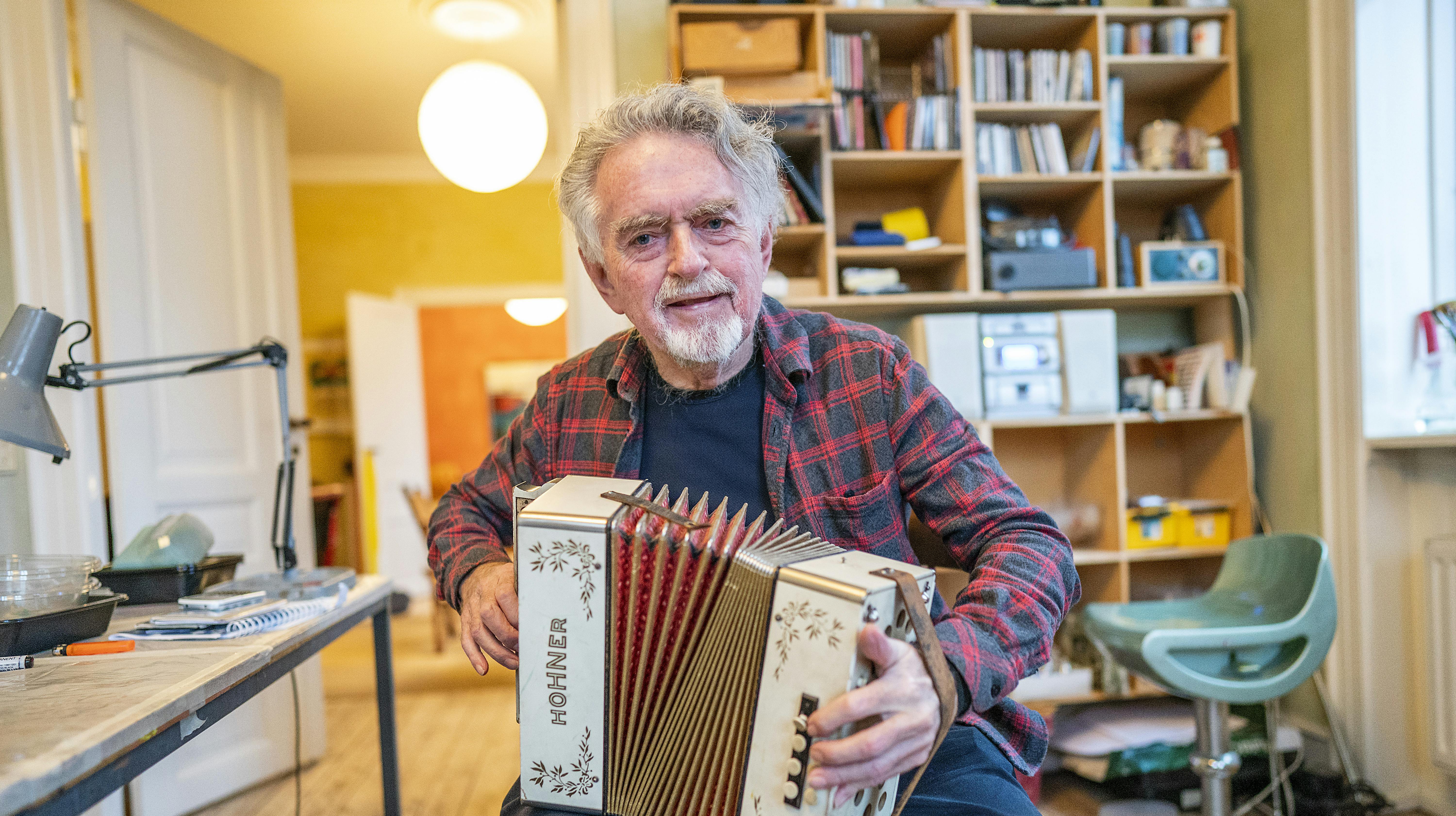 Erik Clausen gik bort onsdag den 30. oktober. Præcis et år mistede Danmark Eva Madsen, der var gode venner med Clausen. 