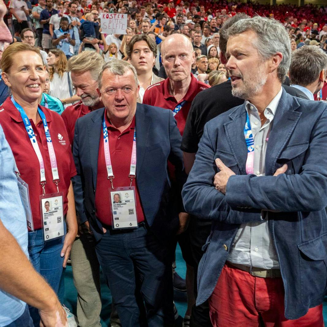 Her ses Morten Stig Christensen (t.v.) sammen med kong Frederik under OL i Paris.