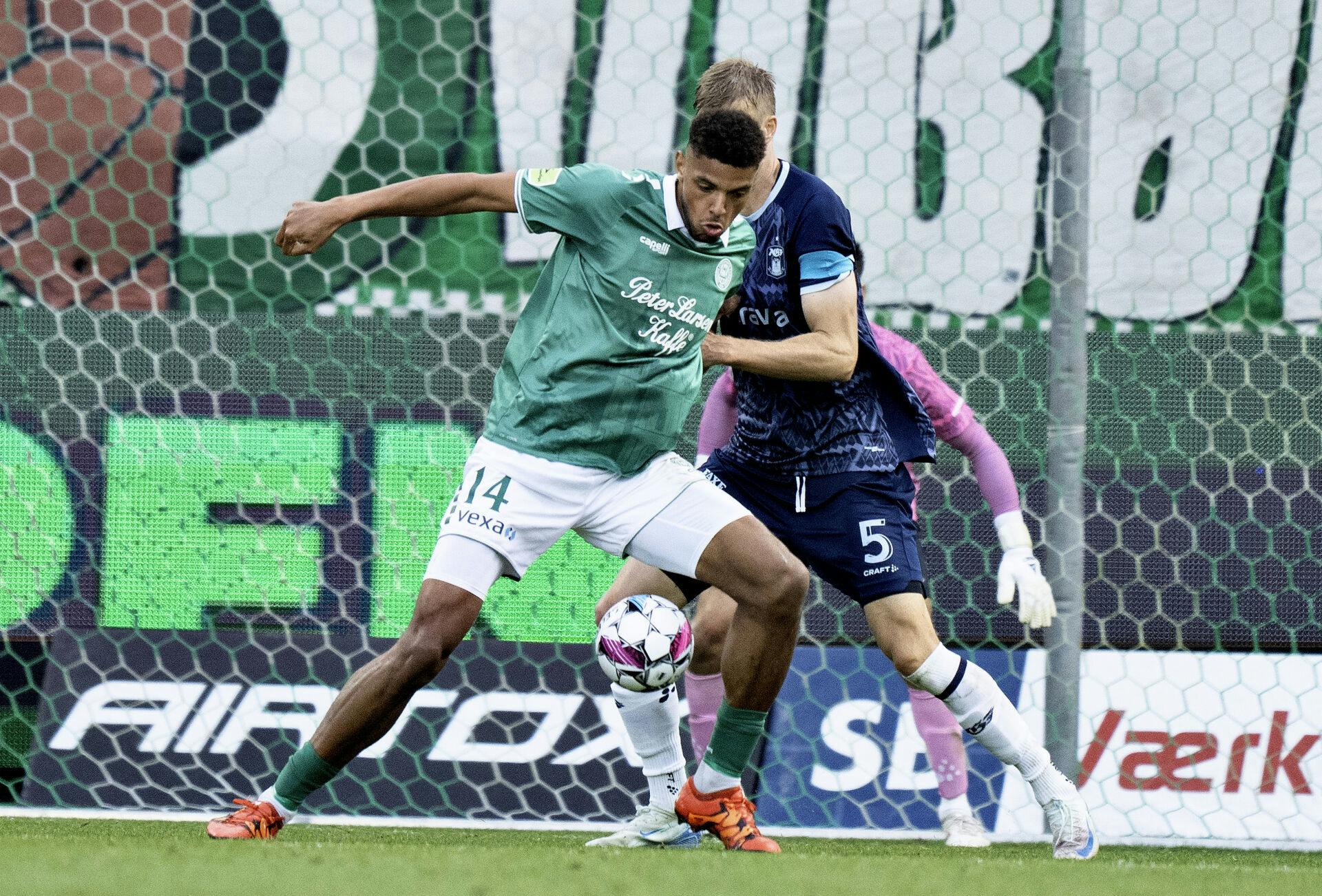 Viborgs Anosike Ementa mod AGF's Frederik Tingager i superligakampen mellem Viborg FF og AGF på Energi Viborg Arena, søndag den 6. oktober 2024.. (Foto: Henning Bagger/Ritzau Scanpix)