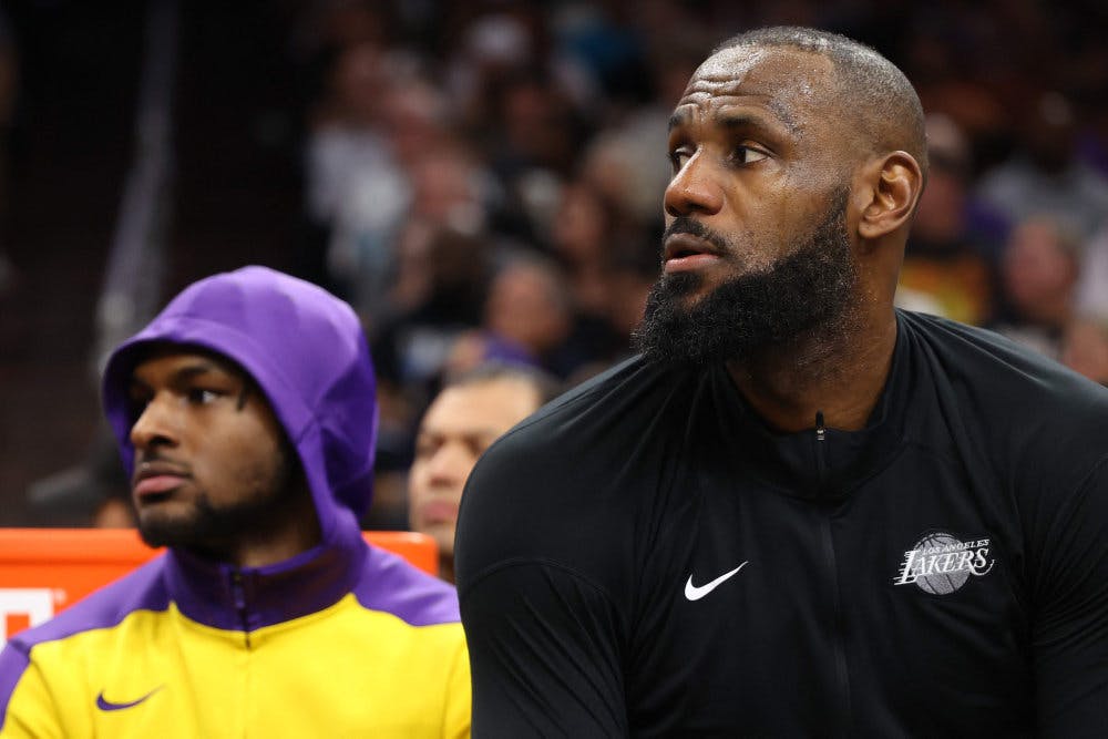 LeBron James (til højre) spiller på hold med sin søn Bronny James (til venstre) hos Los Angeles Lakers. LeBron James støtter Kamala Harris blandt andet for sin families skyld, skriver han på X.