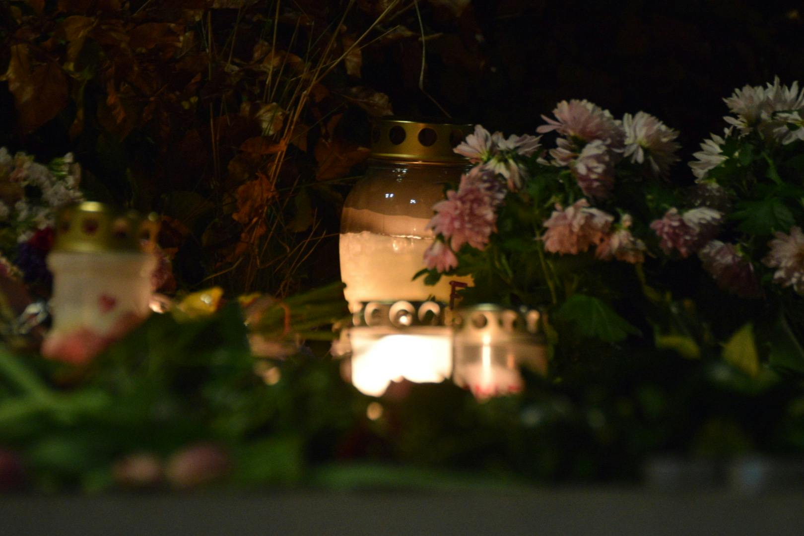 Mange har lagt blomster og lys på det sted, hvor den 23-årige blev dræbt i Birkerød.