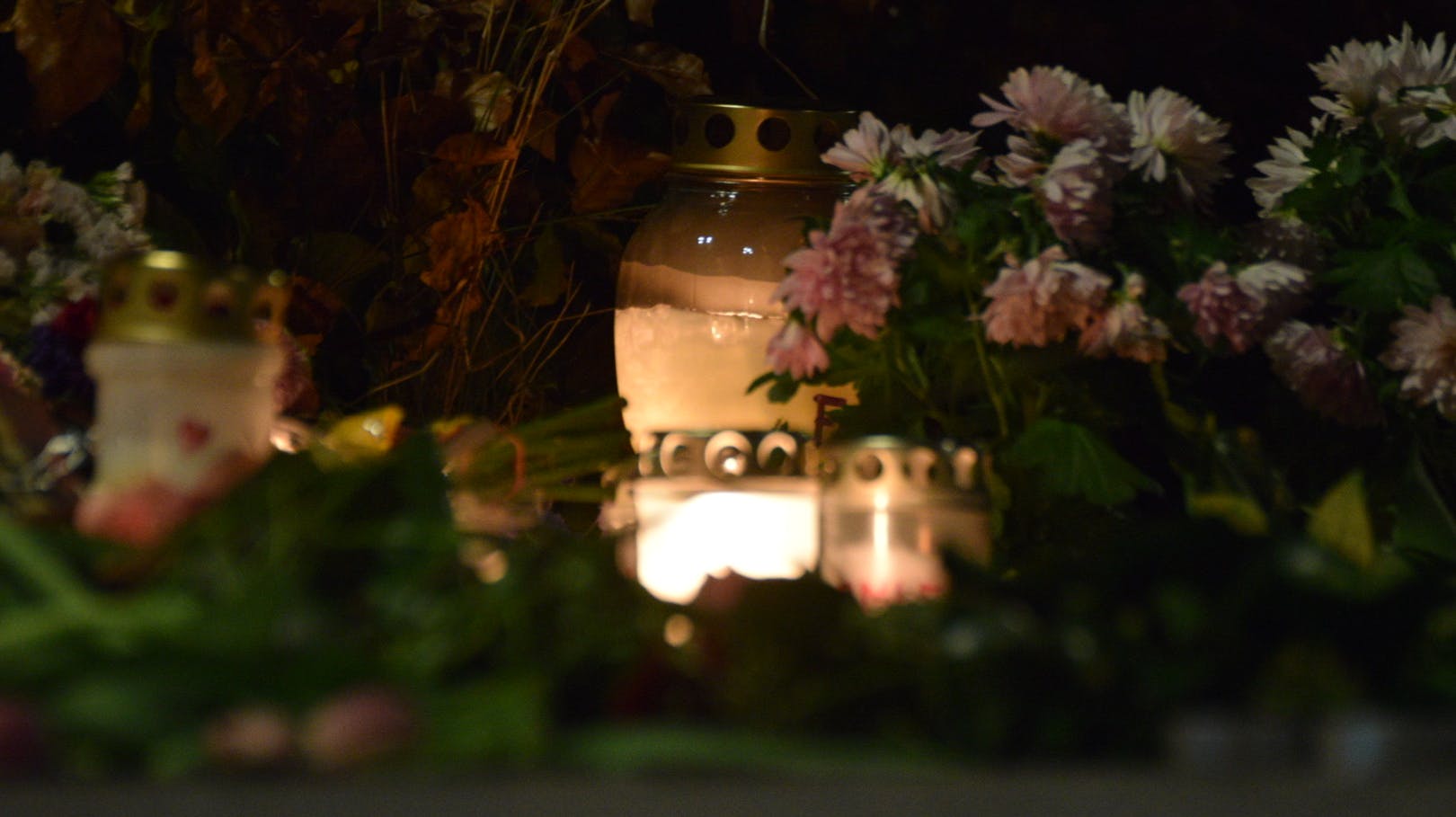 Mange har lagt blomster og lys på det sted, hvor den 23-årige blev dræbt i Birkerød.